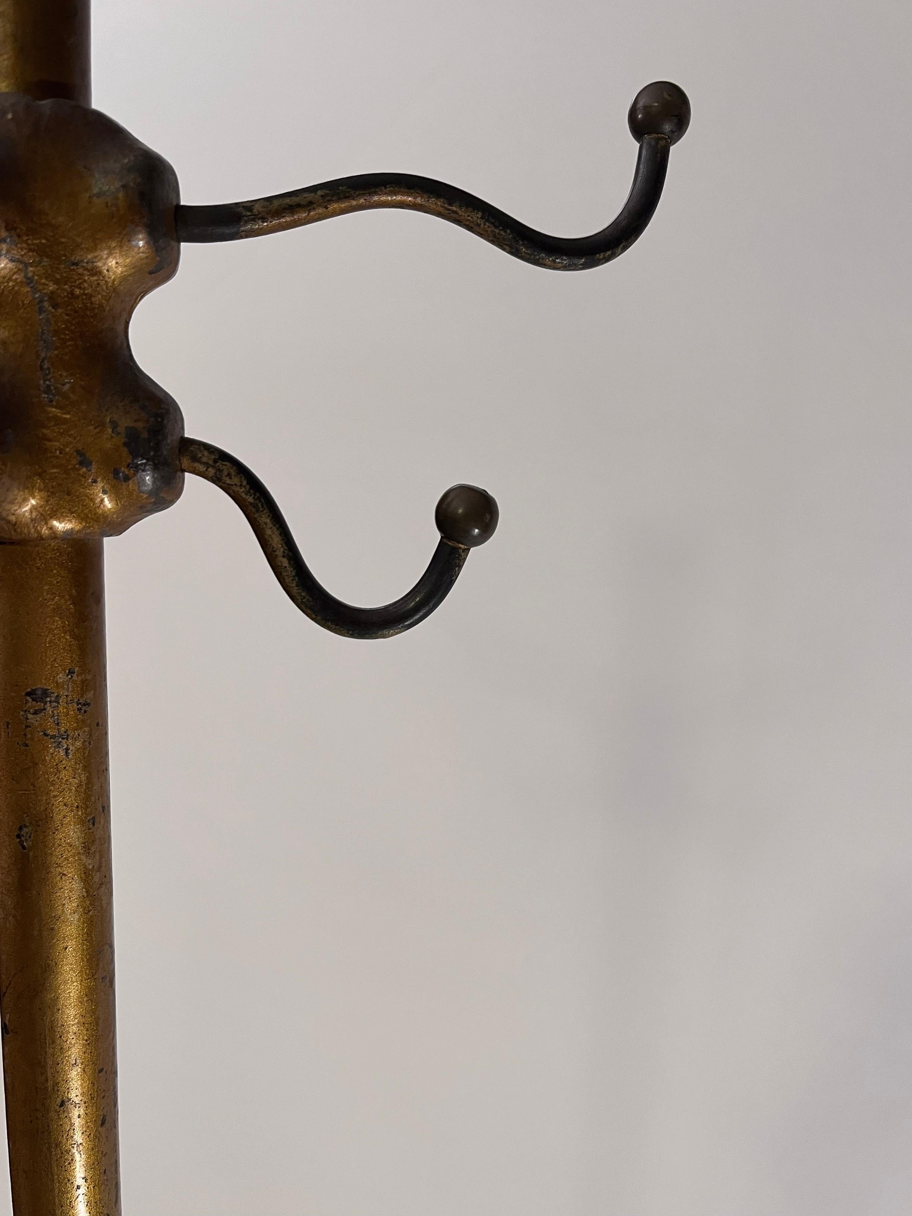 Robusto appendiabiti sottile in ferro dipinto in oro dei primi del Novecento in vendita 1