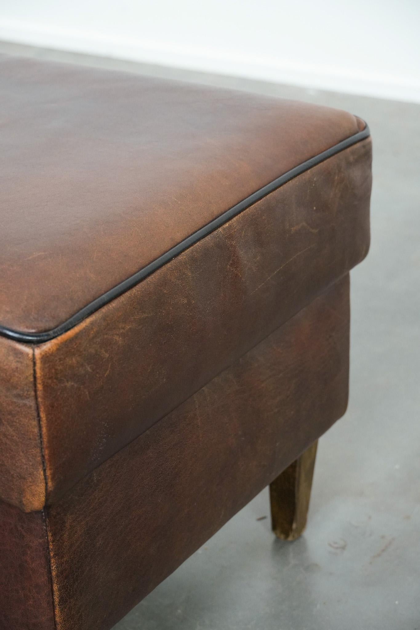 Robusto pouf in pelle di pecora d'epoca di grandi dimensioni con profili neri in vendita 4