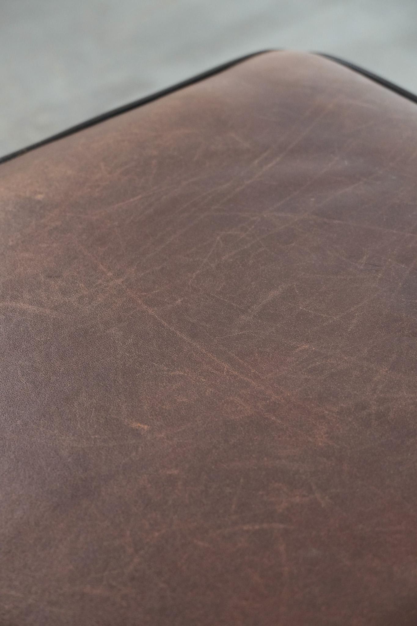 Robusto pouf in pelle di pecora d'epoca di grandi dimensioni con profili neri in vendita 5