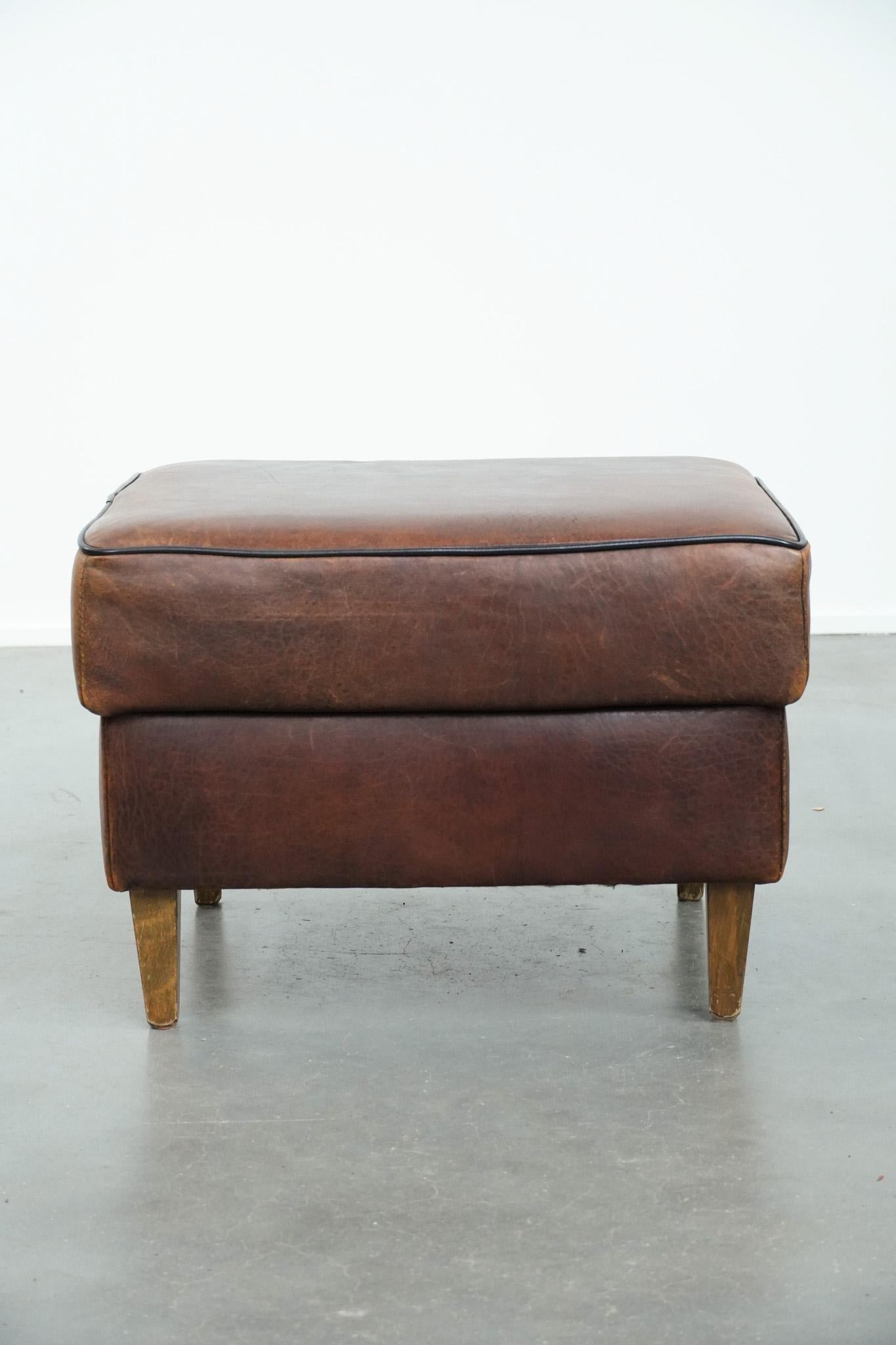 Un poggiapiedi in pelle di pecora, noto anche come pouf, trasforma la tua già comoda poltrona in un vero paradiso del relax. Con i piedi appoggiati su questo pouf, potrai goderti ancora di più il tuo momento di riposo. Hai bisogno di creare in modo