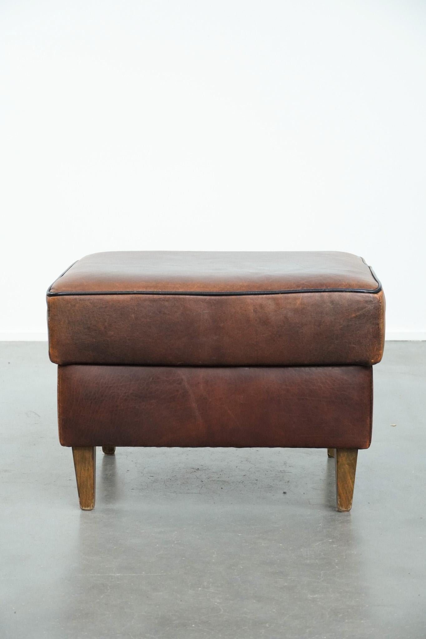 Robusto pouf in pelle di pecora d'epoca di grandi dimensioni con profili neri In condizioni buone in vendita a Harderwijk, NL