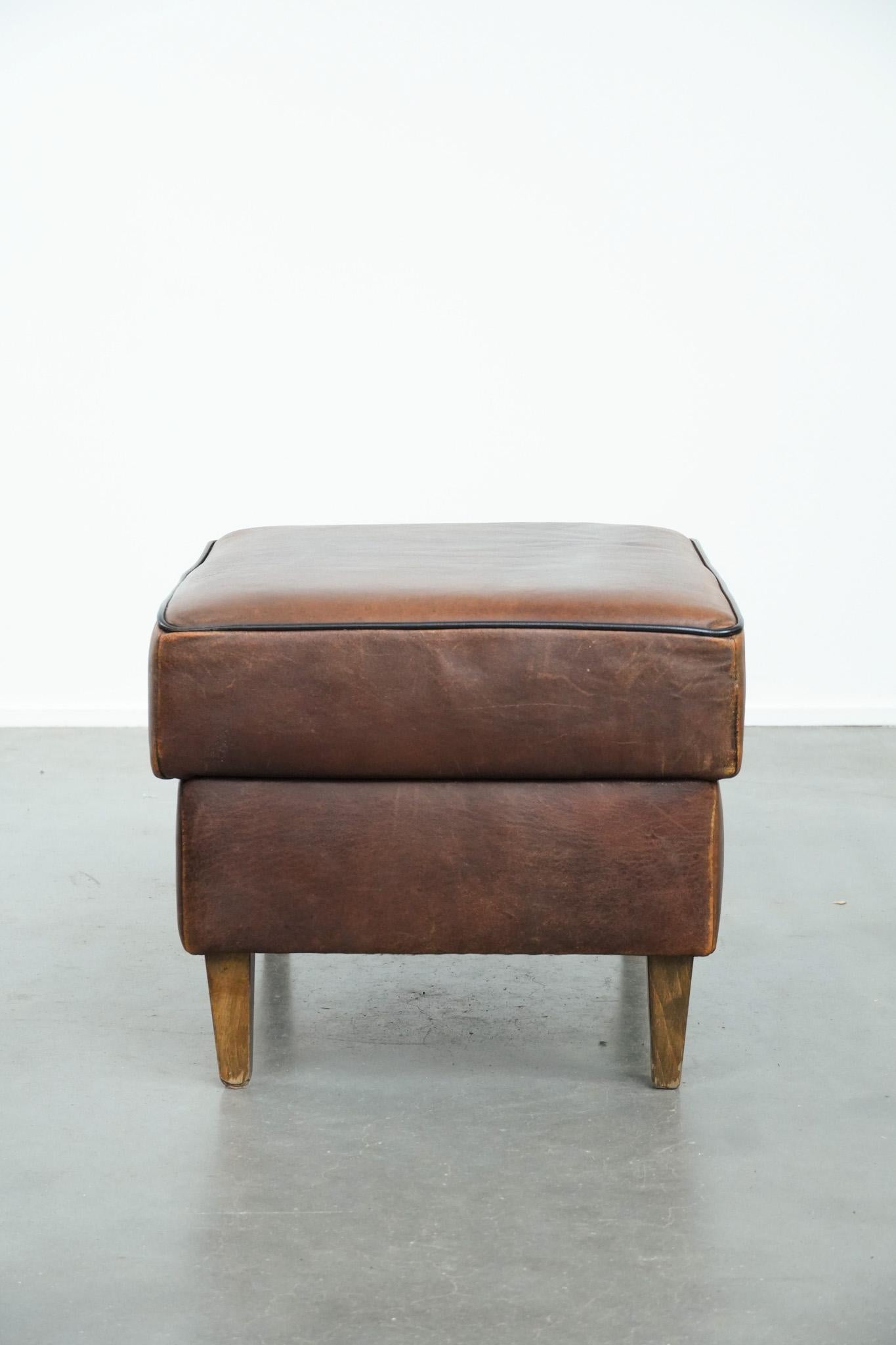 XXI secolo e contemporaneo Robusto pouf in pelle di pecora d'epoca di grandi dimensioni con profili neri in vendita