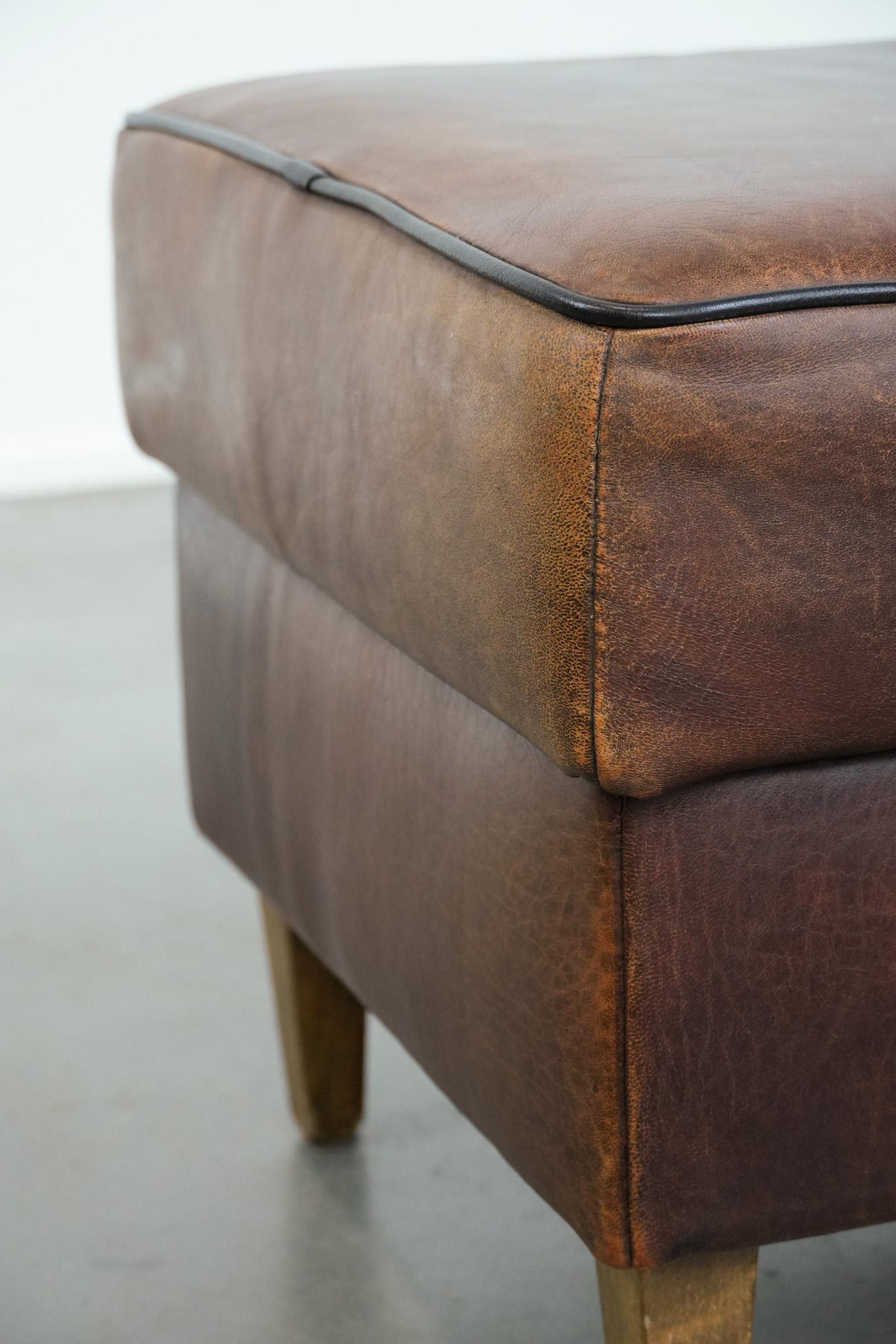 Robusto pouf in pelle di pecora d'epoca di grandi dimensioni con profili neri in vendita 2