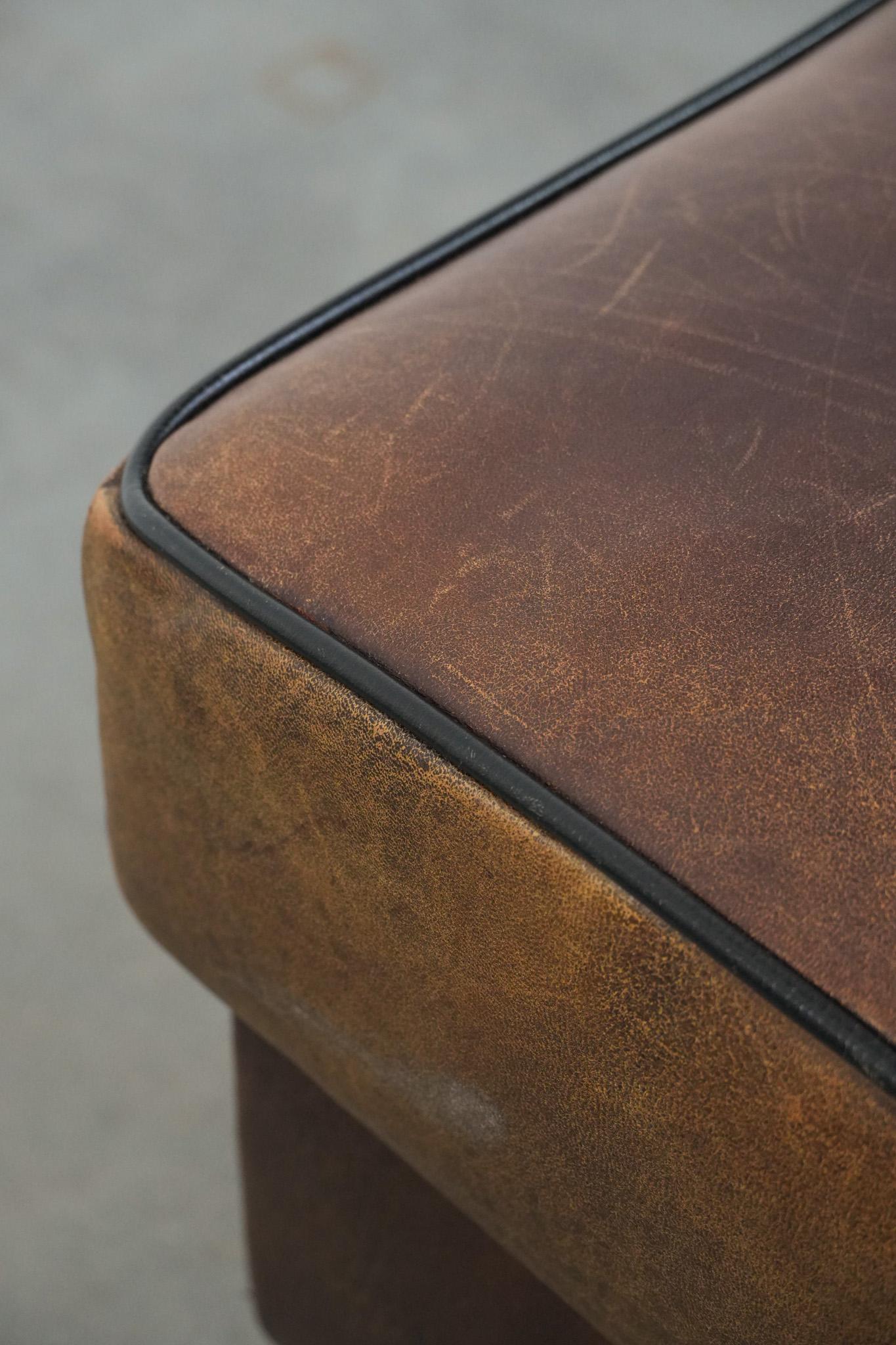 Robusto pouf in pelle di pecora d'epoca di grandi dimensioni con profili neri in vendita 3