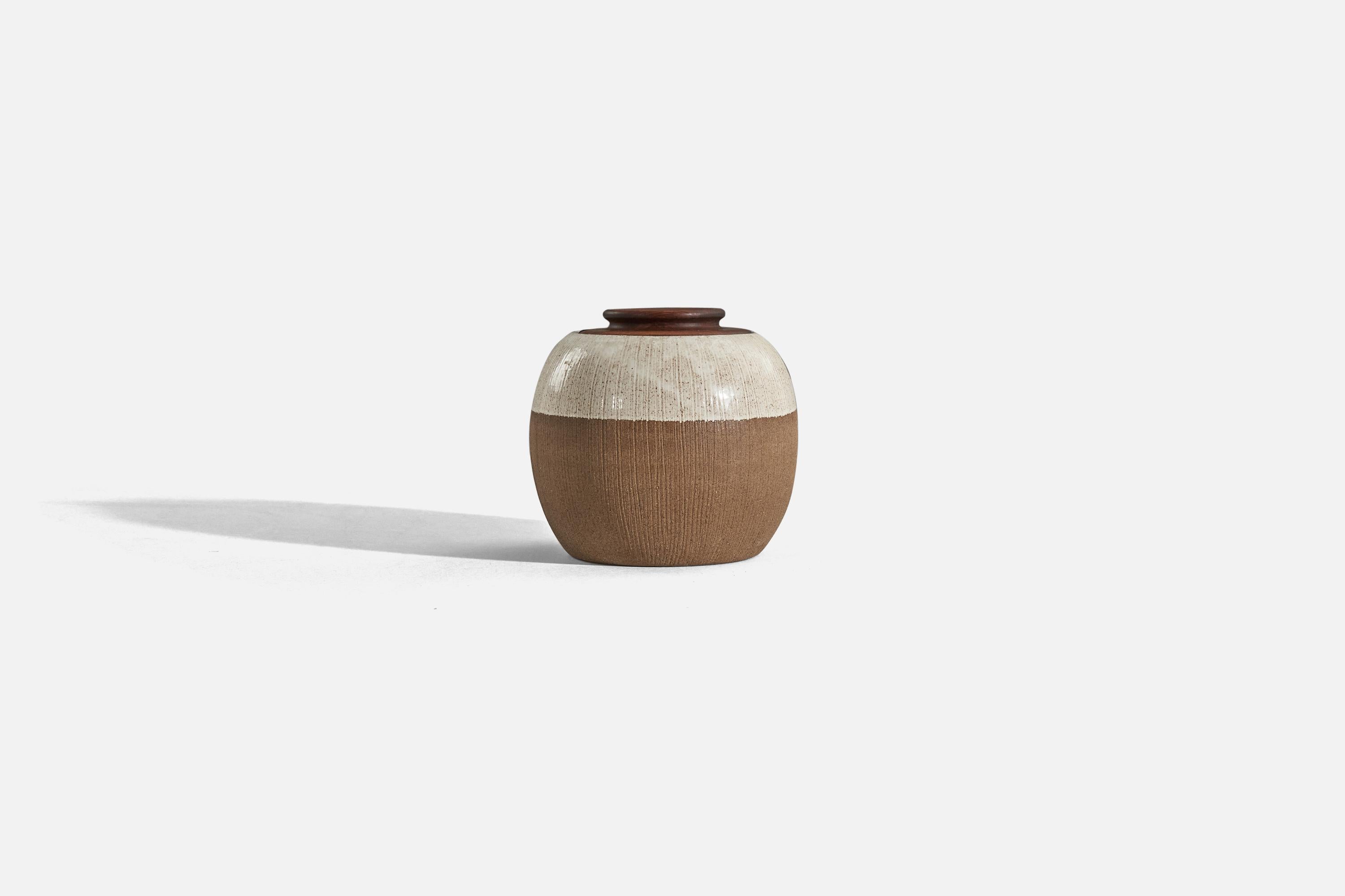 A semi-glazed stoneware lidded jar, designed by Sture G. Ohlsson and produced by his own workshop, 