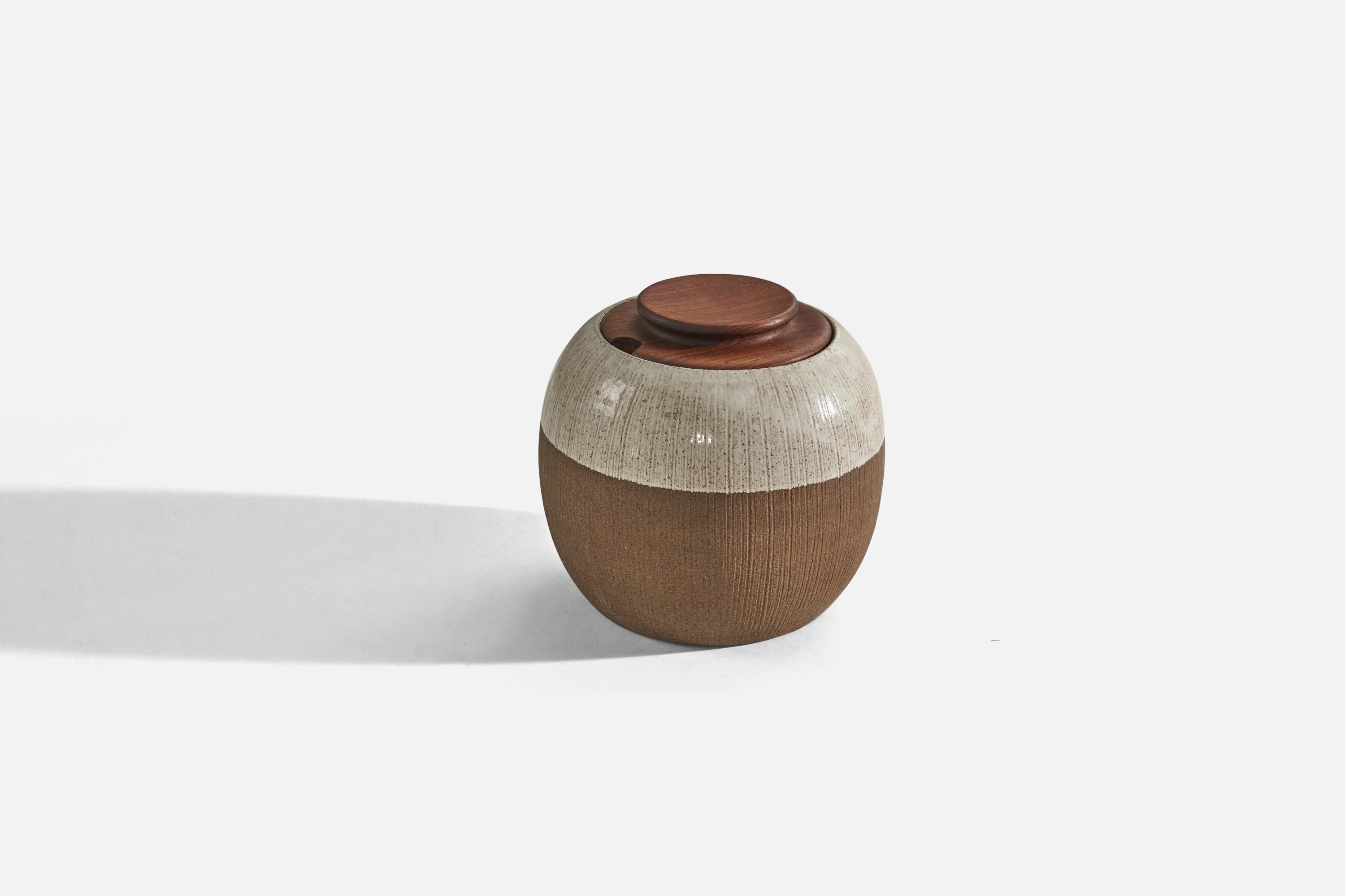 Svedese Sture G. Ohlsson, Vaso, Gres bianco semilucido, Teak, Svezia, 1960 ca. in vendita