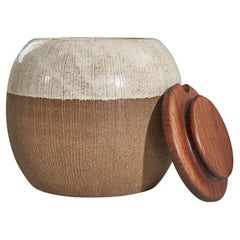 Sture G. Ohlsson, Vaso, Gres bianco semilucido, Teak, Svezia, 1960 ca.