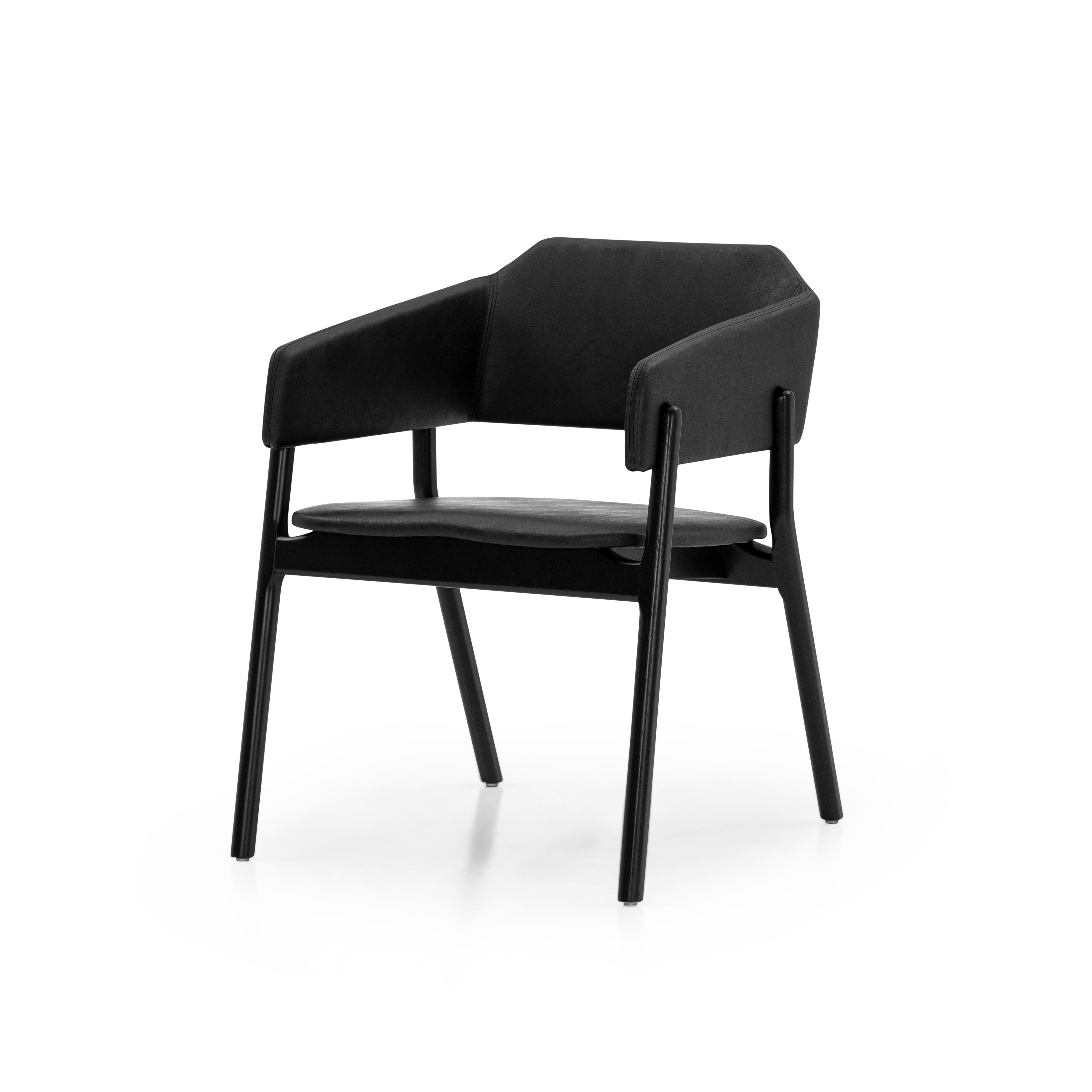 Notre équipe Uultis a créé cette magnifique chaise de salle à manger Stuzi pour décorer votre belle table de salle à manger avec un tissu noir et une finition en bois noir. Cette chaise a un beau design simple mais élégant qui va parfaitement se