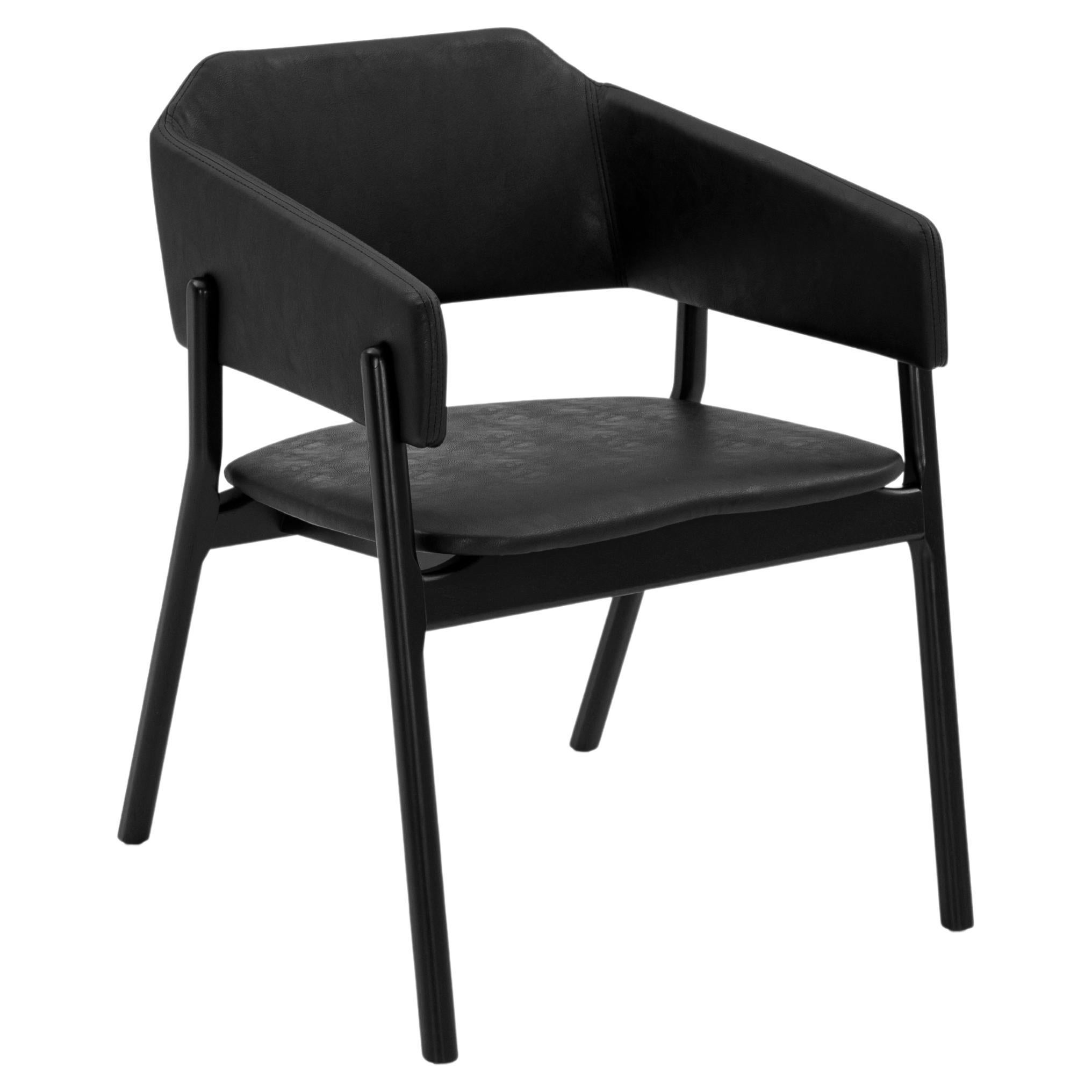 Stuhl aus schwarzem Stoff und schwarzem Uultis-Holz