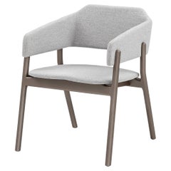 Stuhl aus grauem Stoff und schokoladenbraunem Holz