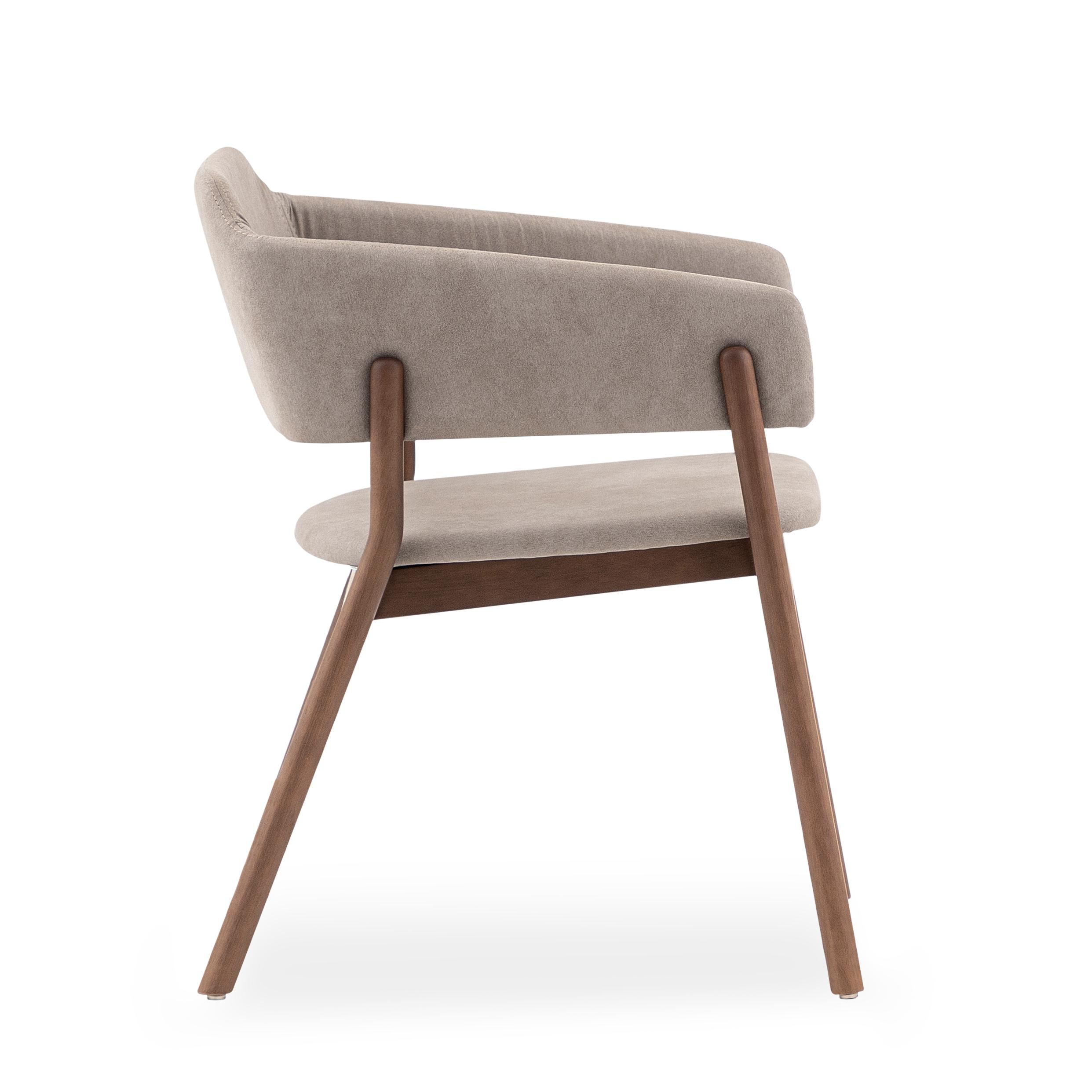 Notre équipe Uultis a créé cette magnifique chaise de salle à manger Stuzi pour décorer votre belle table de salle à manger avec un tissu marron clair et une finition en bois de noyer. Cette chaise a un beau design simple mais élégant qui va