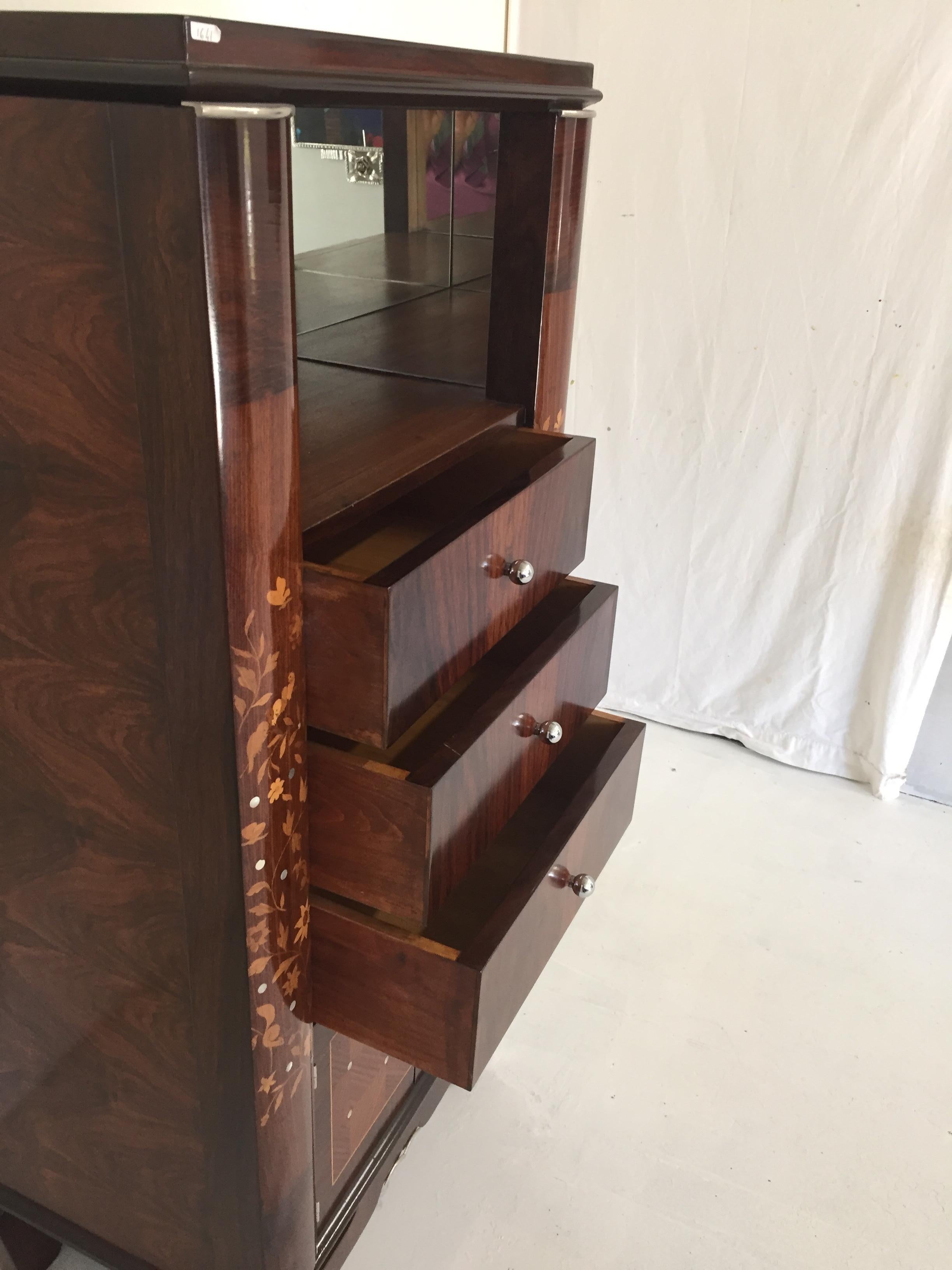 Very refined cabinet in mahogany, in the style of Jules Leleu. could be used in any spots of the house regarding the very harmonious proportions. Three drawers, two doors in the lower part of the piece, the upper part with mirrors.
The condition is