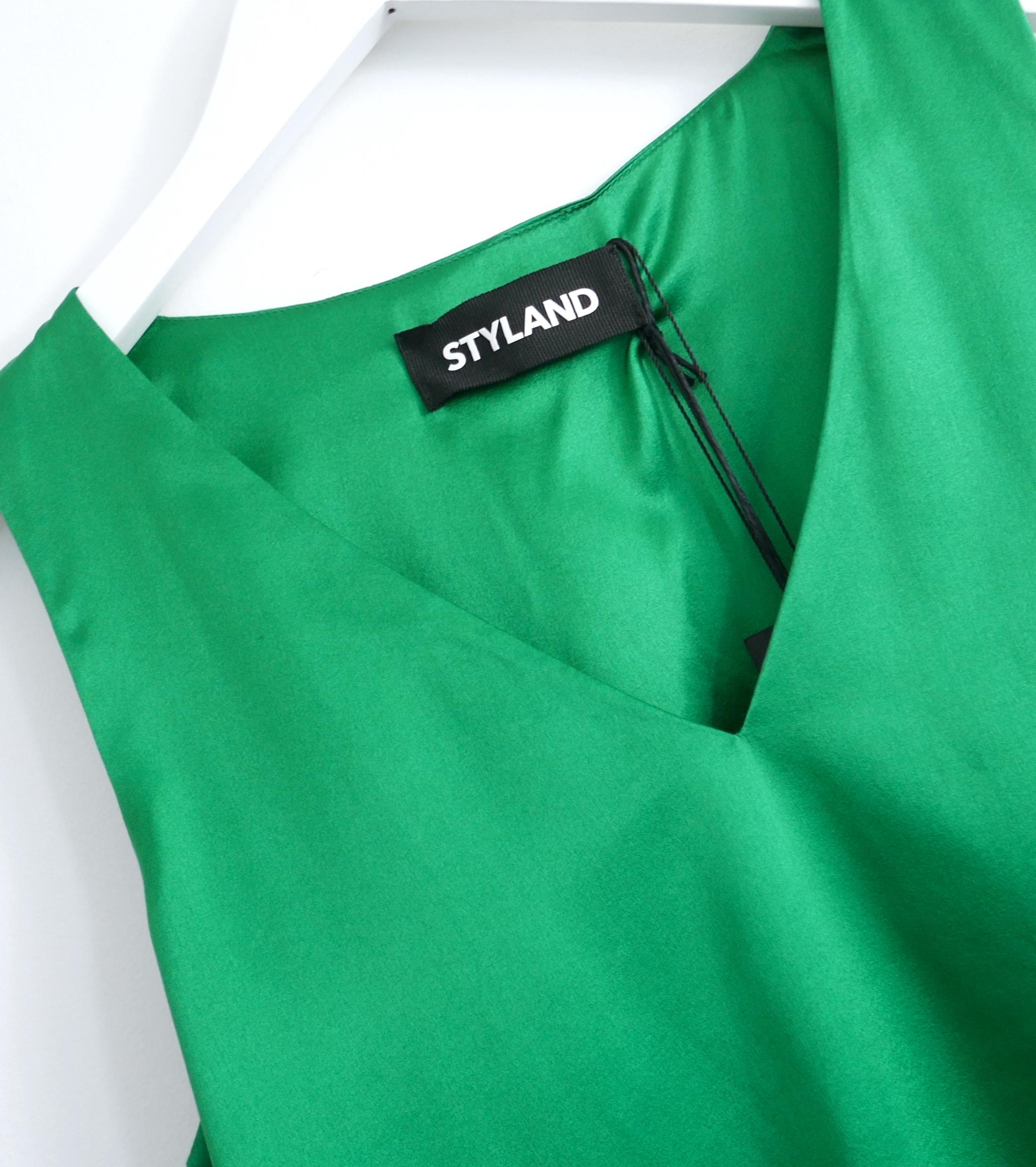 Stupenda canottiera in seta Styland con scollo a V, essenziale per tutti i giorni. Comprato per £395 e nuovo con cartellini. Realizzato in due strati di morbidissima seta verde smeraldo, ha un'estetica essenziale e una vestibilità rilassata. Taglia