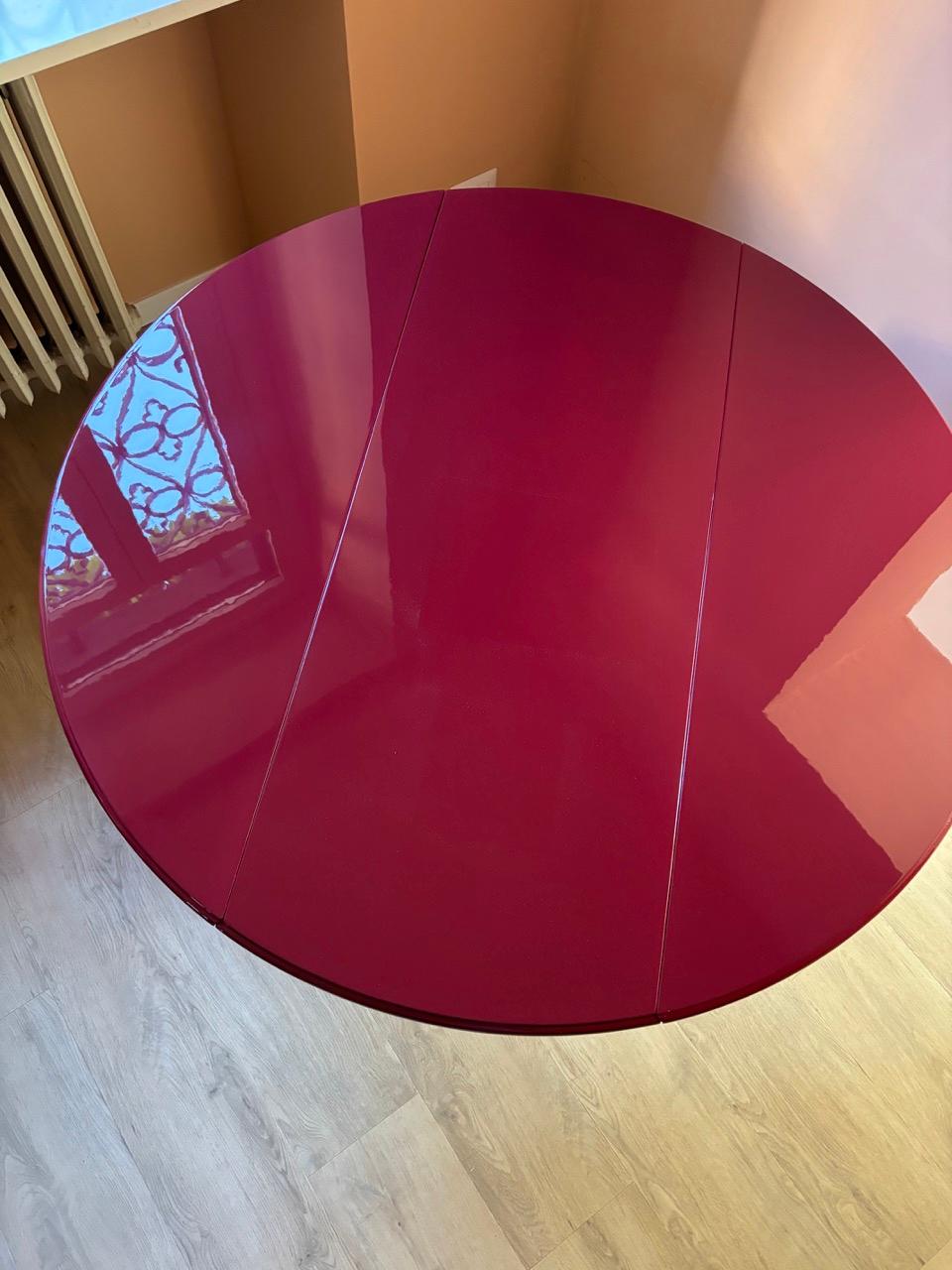 Step into a world where timeless artistry meets contemporary functionality with our Transformable Console Table, exquisitely designed in the spirit of Art Nouveau and modernized with a high-gloss Bordeaux lacquer finish. This versatile piece