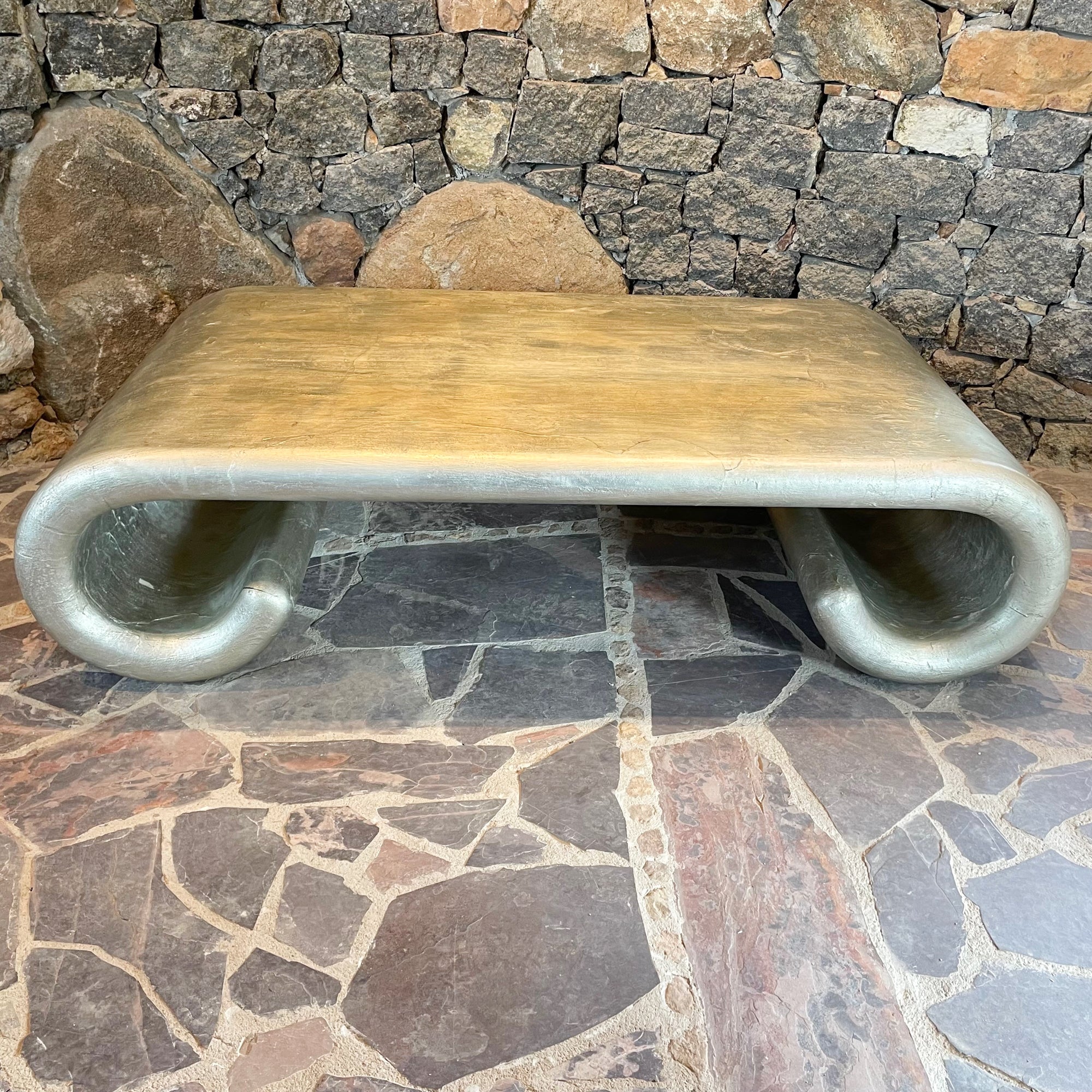 Fabulosa Mesa de centro de madera envuelta en piel de cabra con hoja de plata 
El pan de plata tiene un acabado liso.
Mesa con textura pero suave al tacto. 
Sin marcar. Al estilo de Aldo Tura ITALIA
68 L 36 d x 17,5 A
Estado original de segunda
