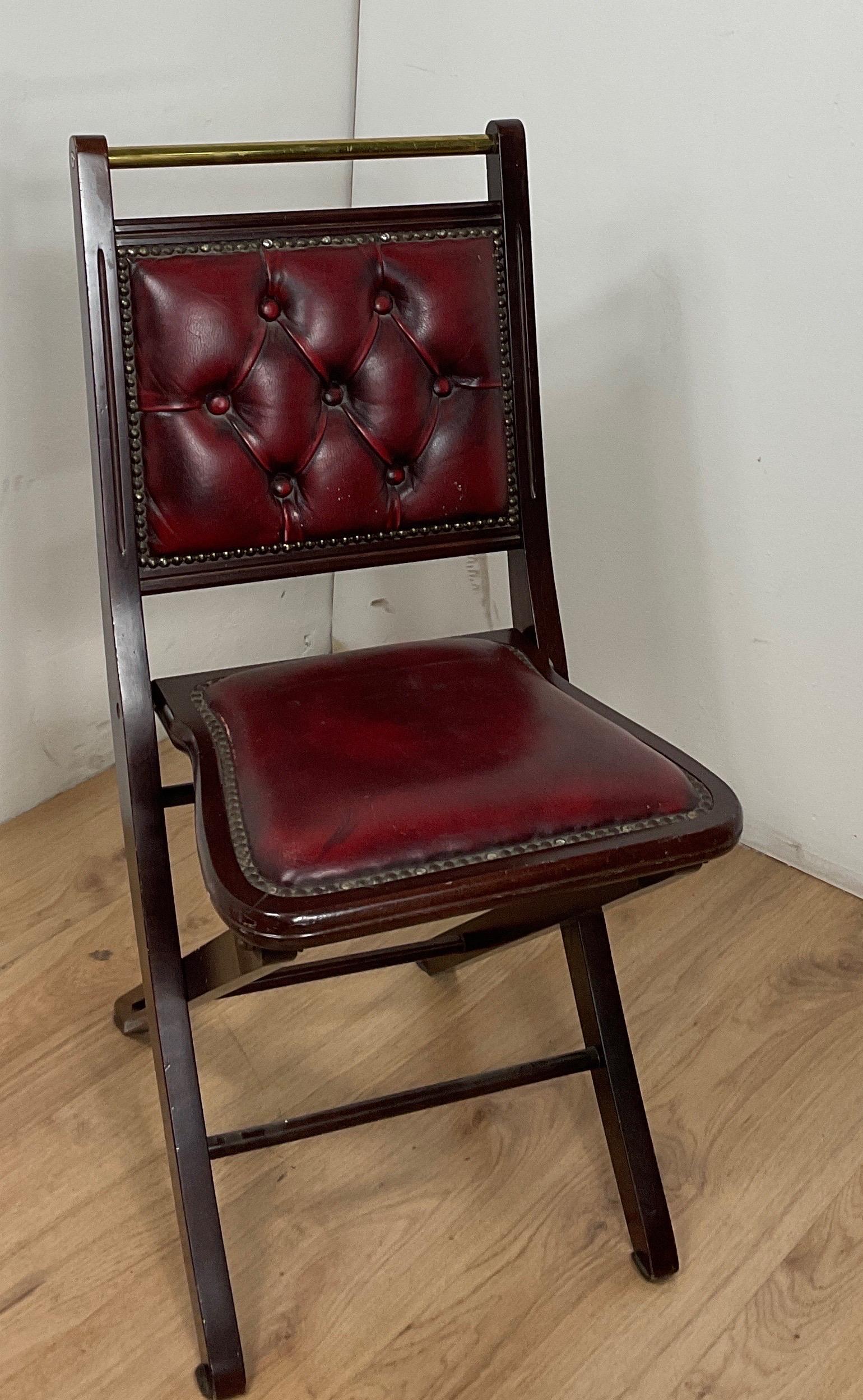 Navy style folding chair in leather with capiton workmanship

Artisanal craft made in Italy

In classic fashion red and antique red leather.