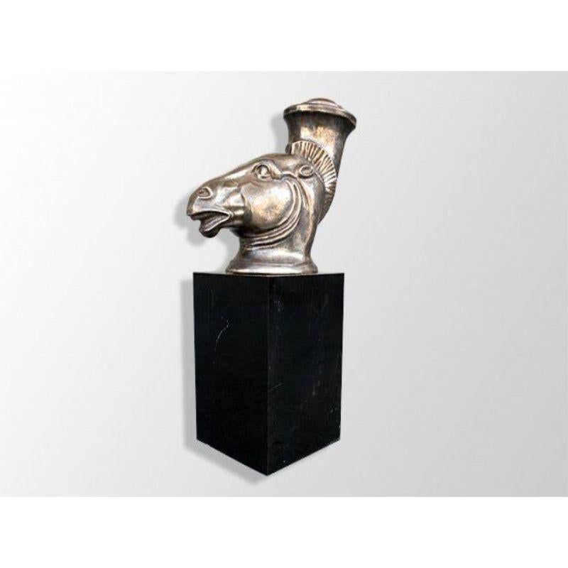 Electroplating animal statuette representing an antique horse's head mounted on a black composite base. Very decorative, this representation could advantageously be transformed into a lamp. Dimensions height 48 cm.

Additional information:
Style: