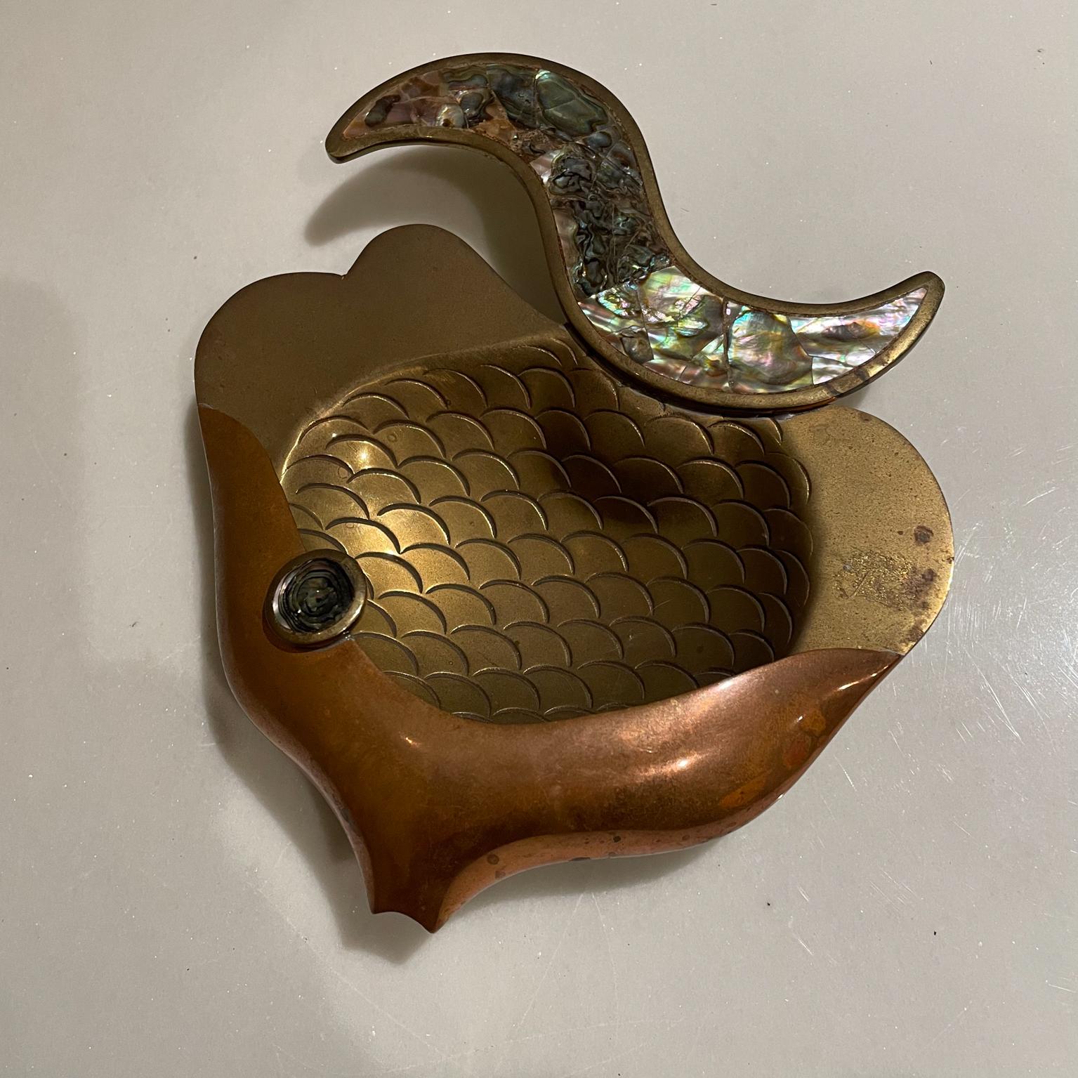 Plato de Pescado de Piedra de Metal Mixto Estilo Años 90 de Los Castillo en venta 6