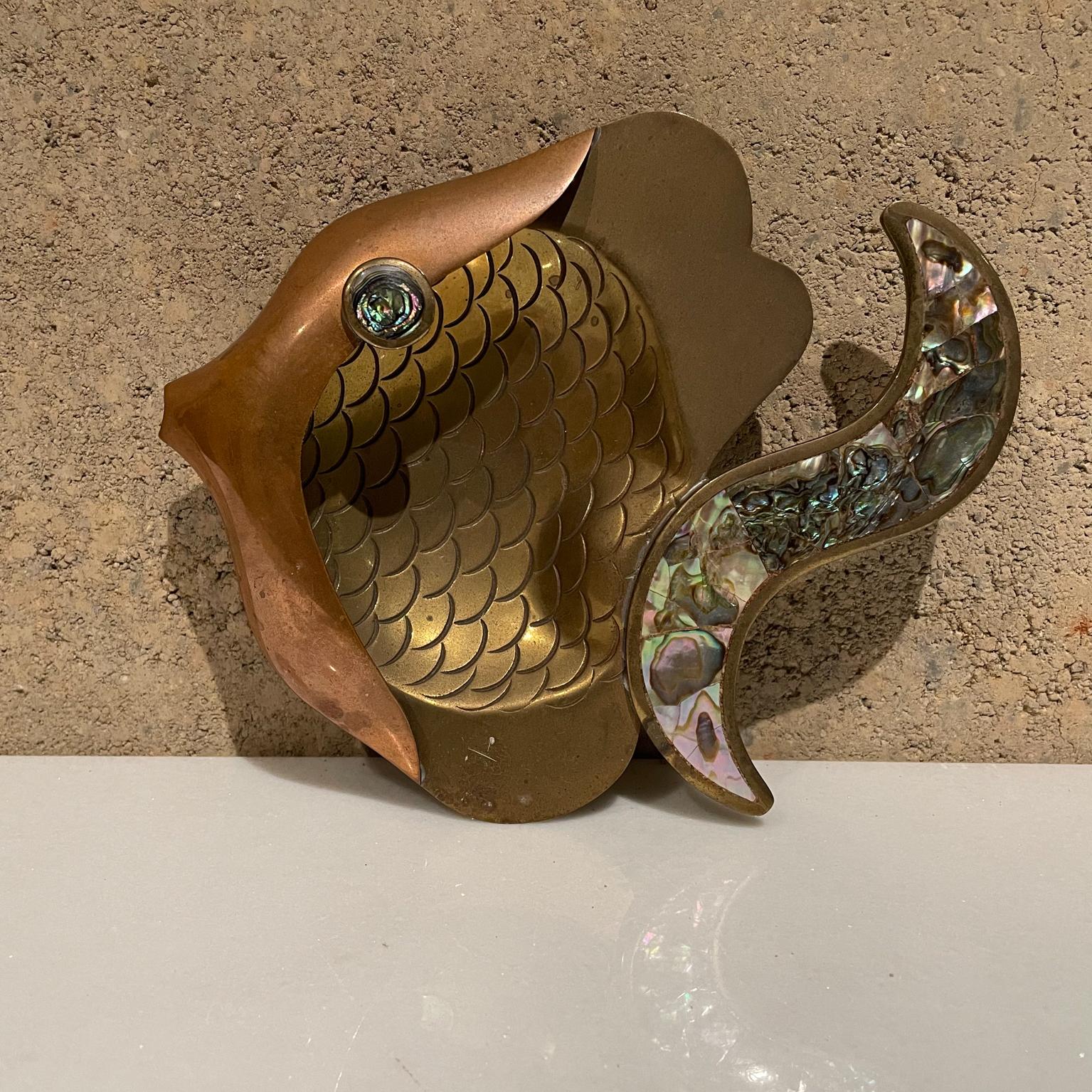 Schmuckvoller FISH-Aschenbecher im Stil von Los Castillo aus Metallen und Abalone-Stein, Mexiko (Moderne) im Angebot