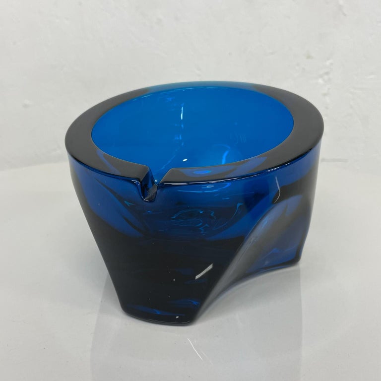 Ashtray
In the style of Murano sculptural modern cobalt blue round ASHTRAY tripod legs and modern angular design 1960s
Clean modern sculptural shape
Unmarked
Measures: 5.5 diameter x 4 height
Preowned original good vintage condition, no nicks.