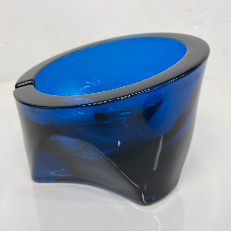 Style Murano Modern Cobalt Blue Ashtray Tripod Angled Design 1960s In Good Condition For Sale In National City, CA