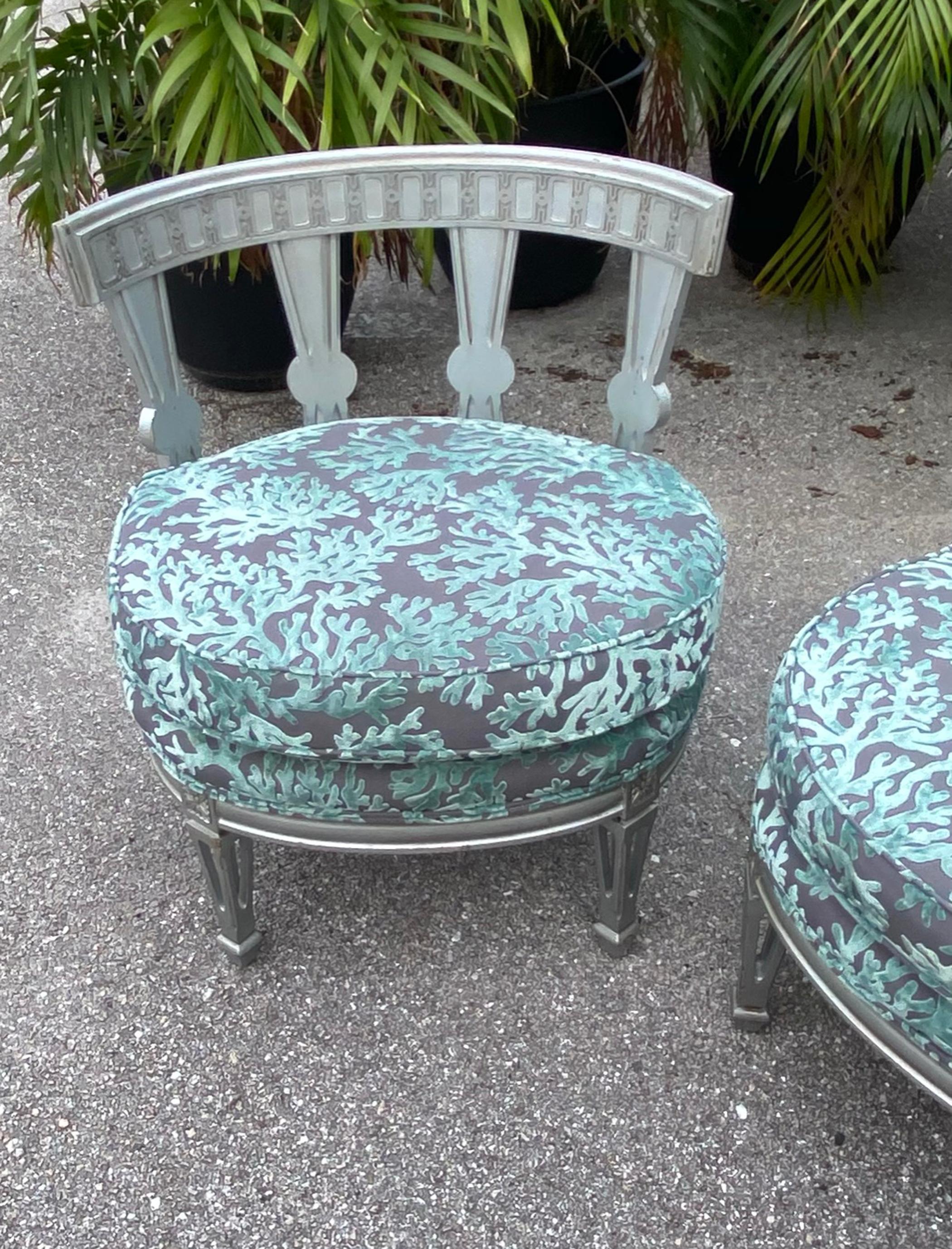 chaises des années 1940 ou 1950 dans le style de Billy Haines. Très beau tissu en velours coupé en très bon état. Finition peinte en bleu grisâtre.