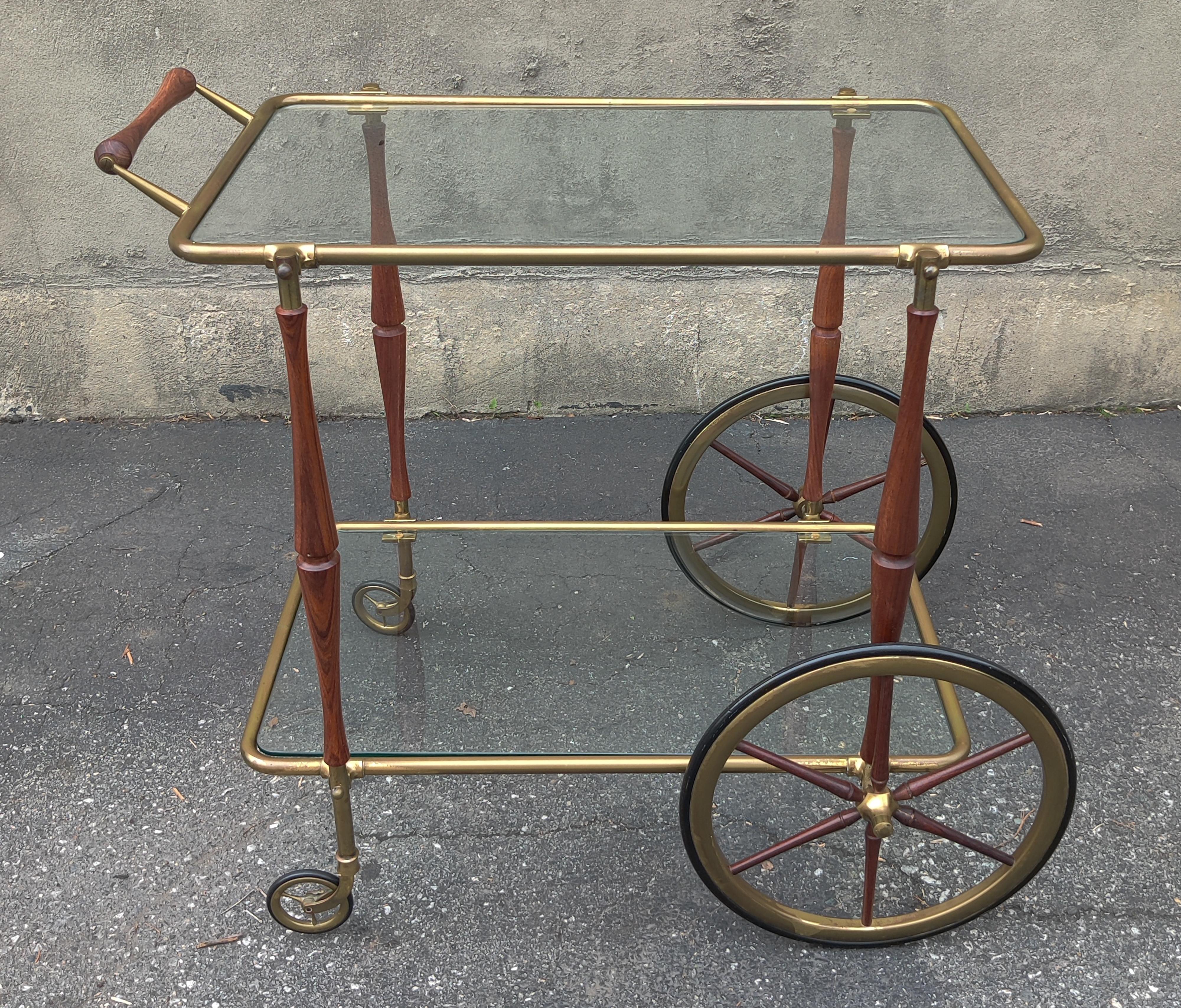 A very elegant and well-made Italian bar cart in the manner of Cesare Lacca or Gio Ponti. What makes this cart so special is the quality of construction. Solid and tubular brass paired with turned walnut and quality rubber wheels. This vintage and