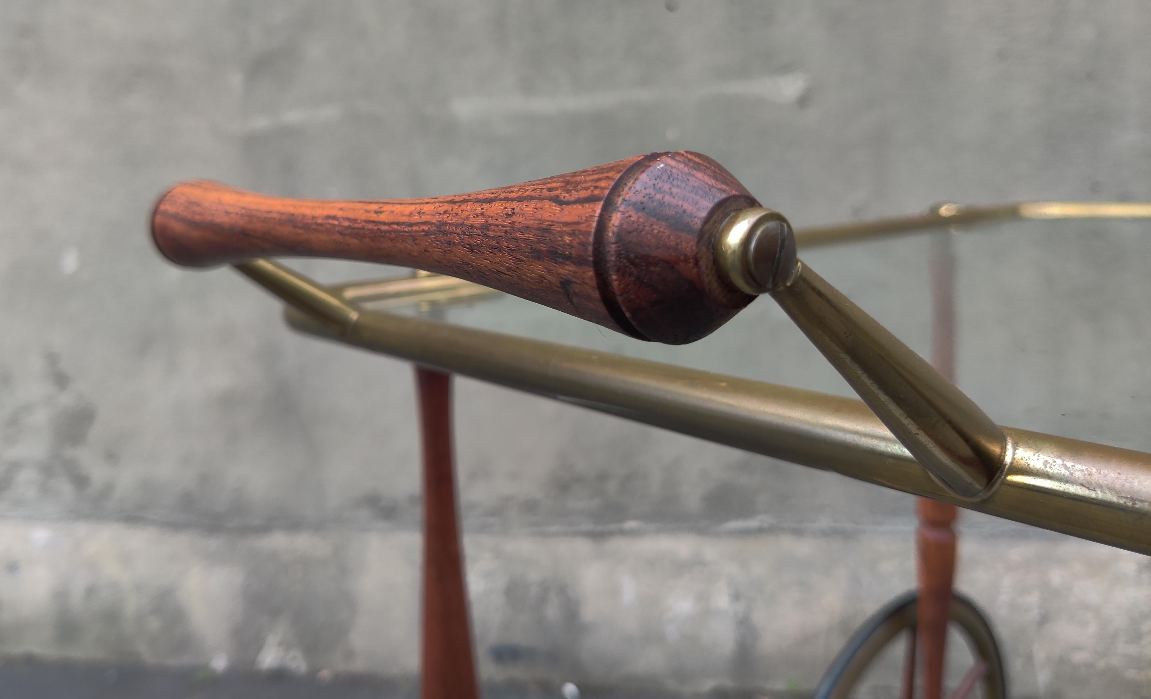 Chariot de bar à étages en laiton et verre en noyer de style Cesare Lacca ou Gio Ponti des années 1950 Bon état - En vente à Philadelphia, PA