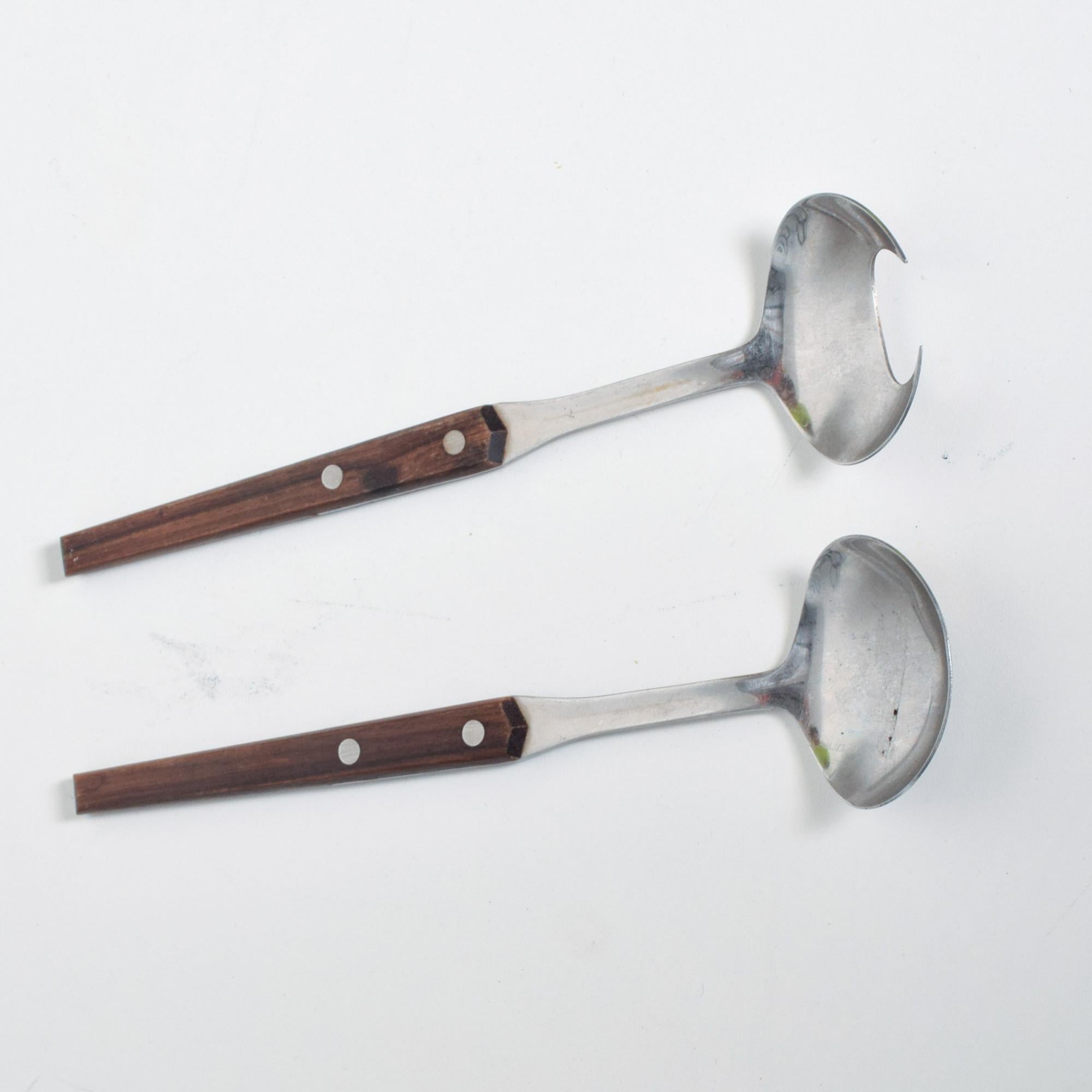 We are pleased to offer you: Midcentury set of salad servers in the style of Dansk designs Denmark. 
Made in stainless steel and rosewood. 
Measures 2.63