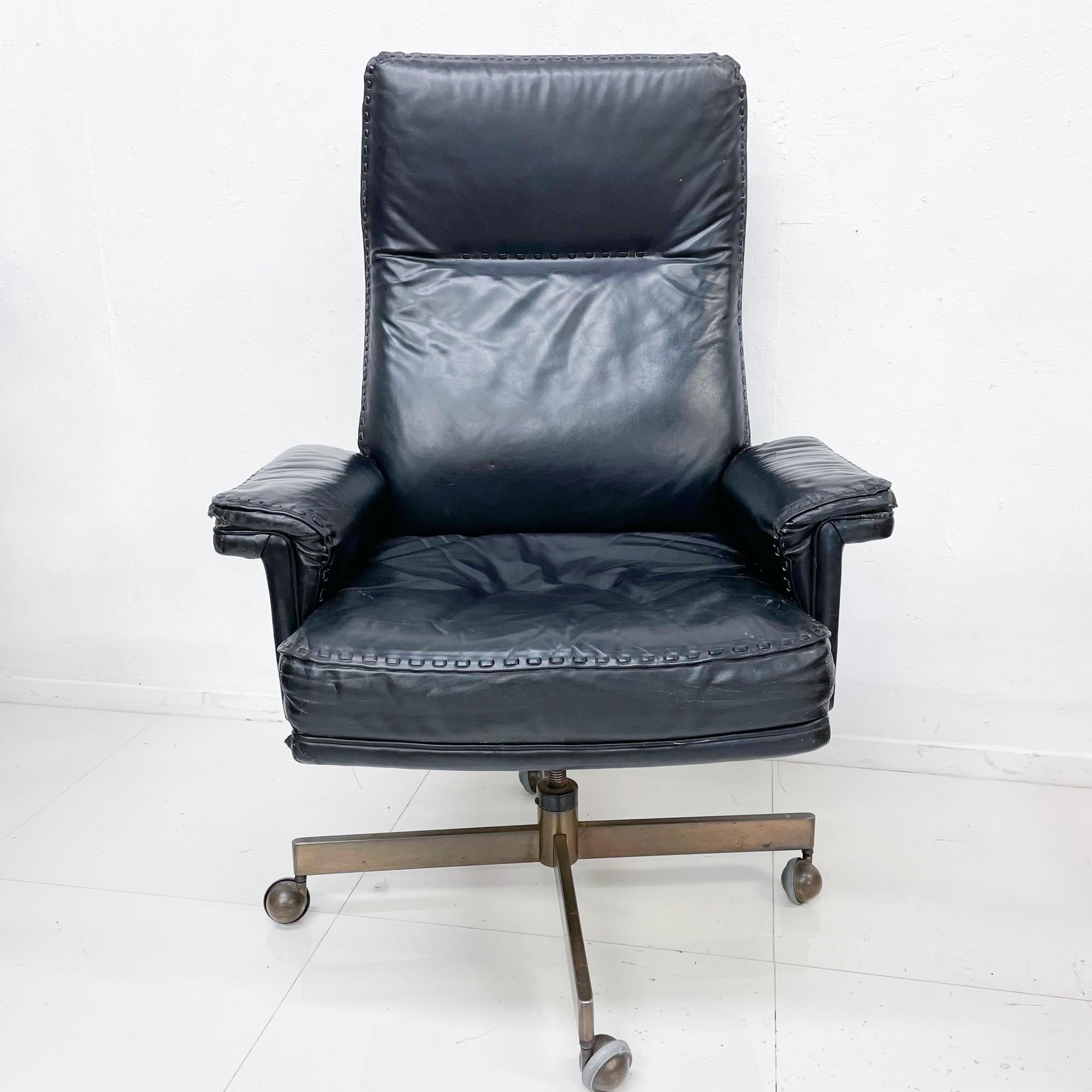 Mid-20th Century Style De Sede DS 35 Executive Swivel Office Chair Black Leather Whipstitch 1960s