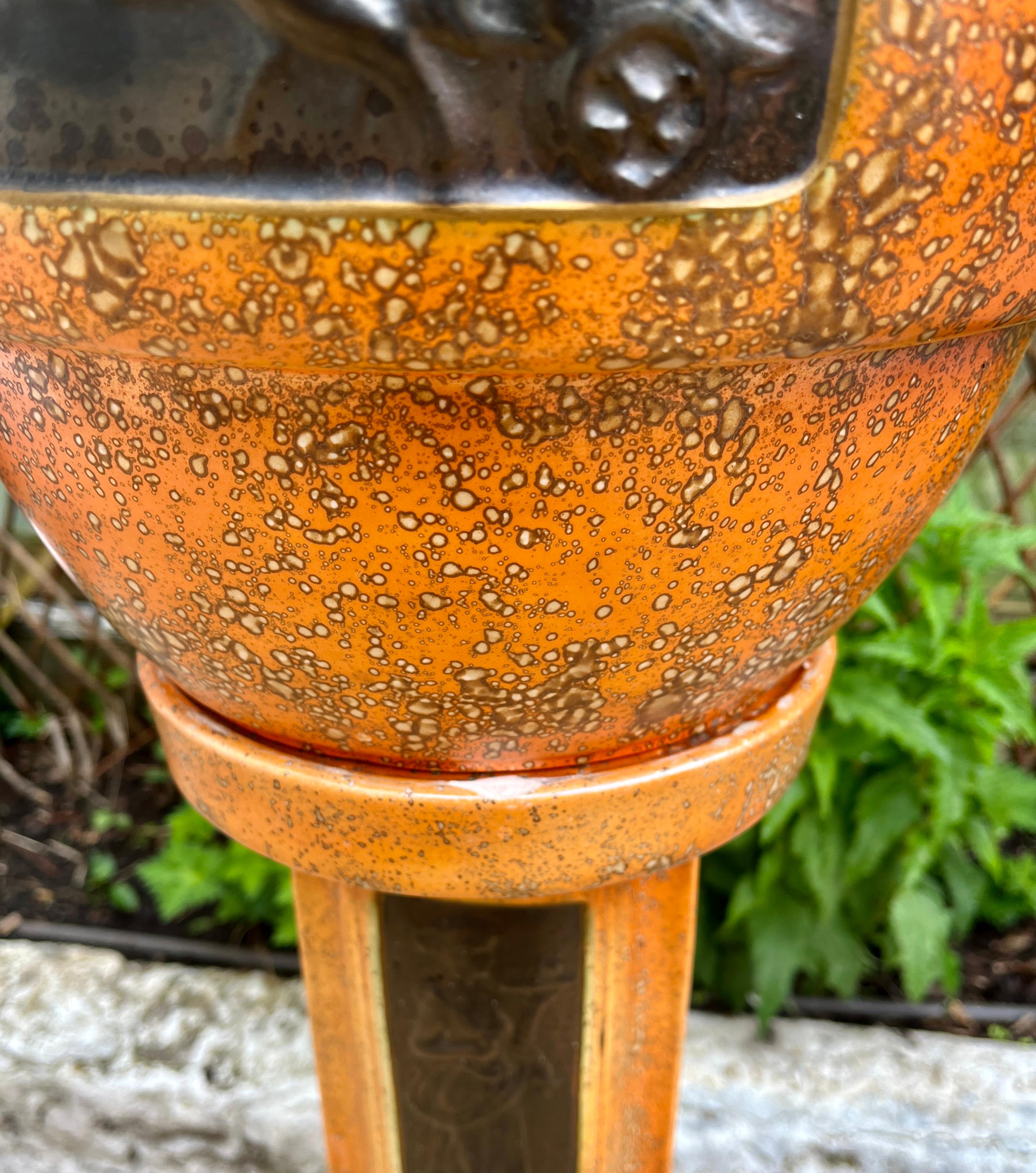 Stile di Delphin Massier Majolica Jardinière 'Fioriera e supporto Numero. 7825 in vendita 11