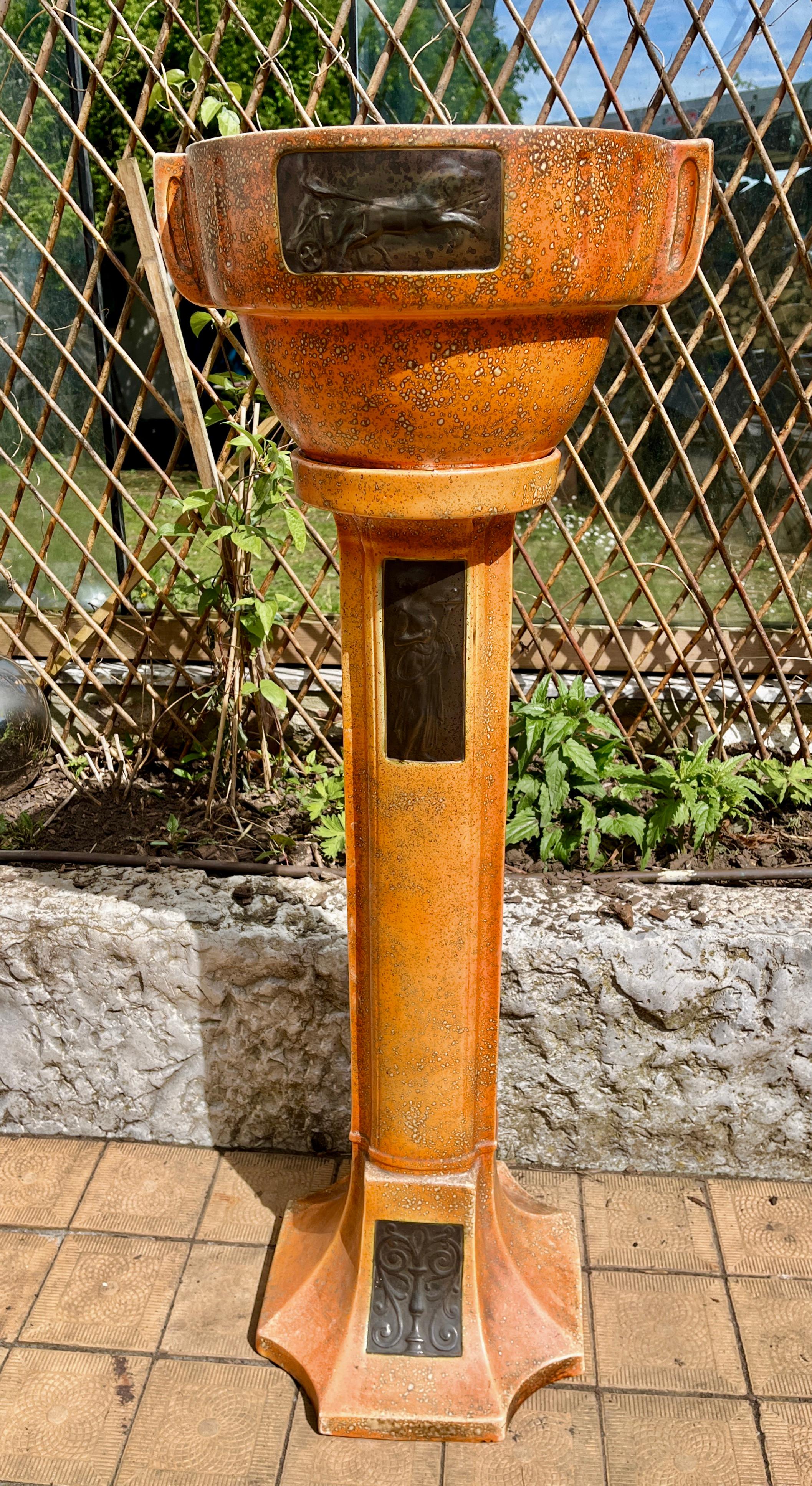 Art Nouveau Stile di Delphin Massier Majolica Jardinière 'Fioriera e supporto Numero. 7825 in vendita