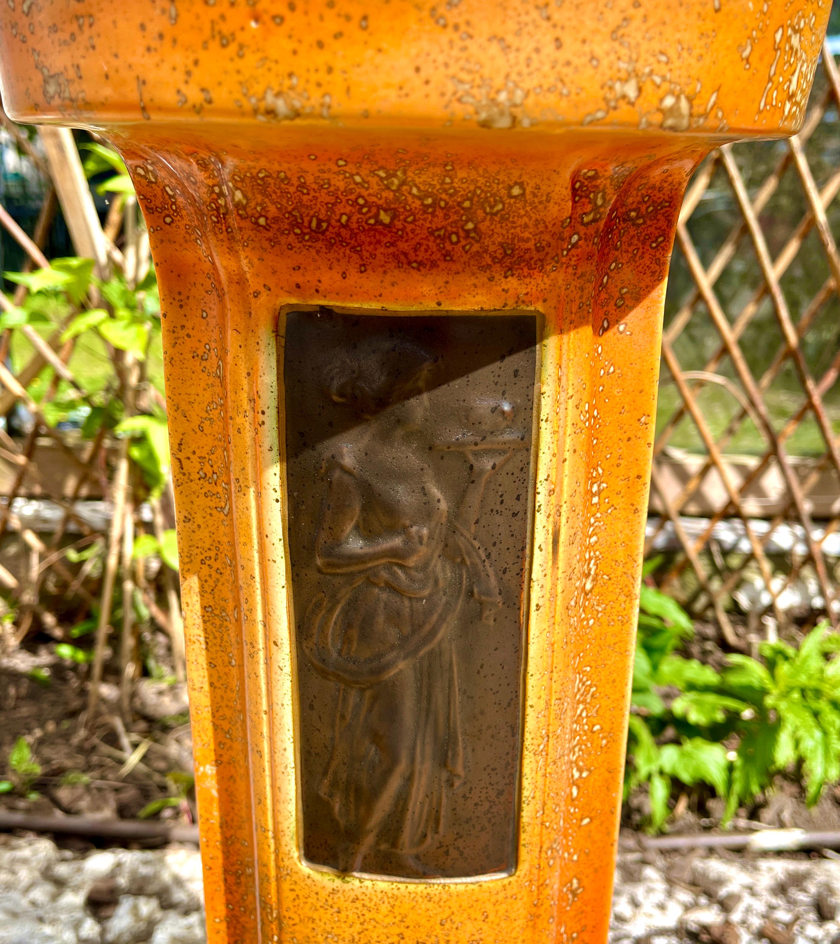 Smaltato Stile di Delphin Massier Majolica Jardinière 'Fioriera e supporto Numero. 7825 in vendita