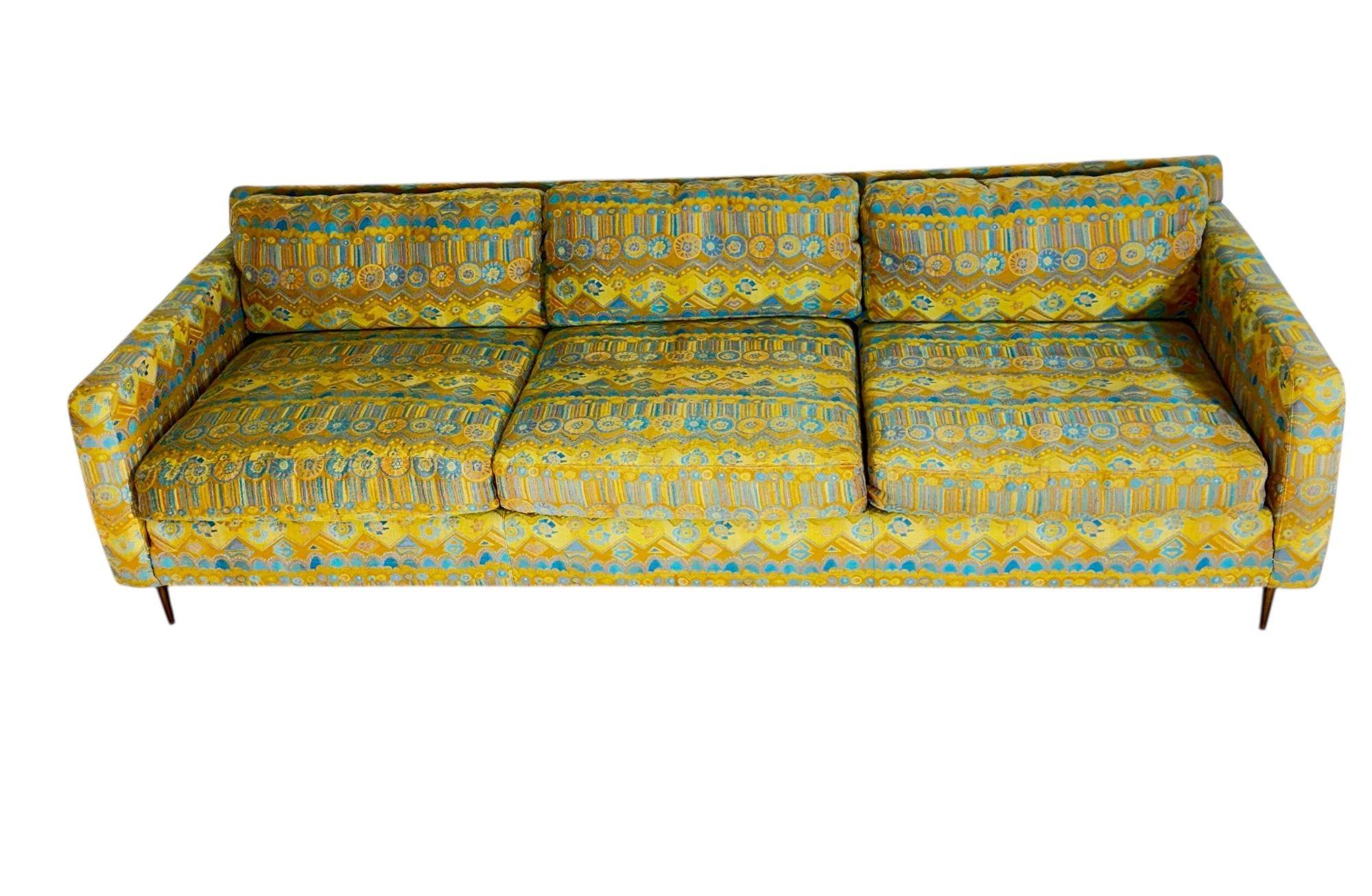 Stil von Edward Wormley für Dunbar Sofa, 1960er Jahre.  Das Sofa steht auf Beinen aus Messing.  Original-Polsterung.
Maße: 27
