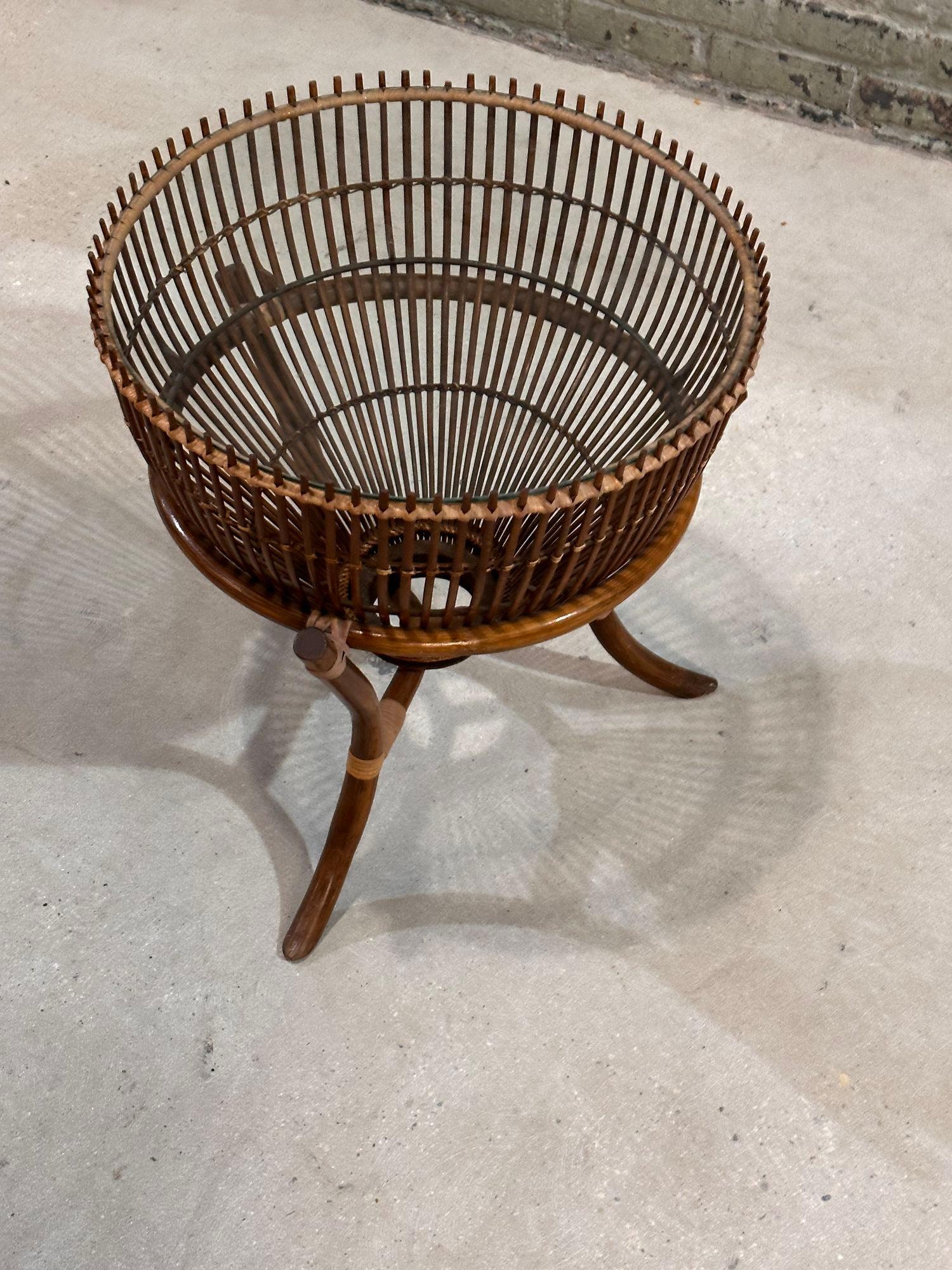 Mid-Century Modern Style of Franco Albini Rattan Fishing Basket Side/End Table, 1960 For Sale