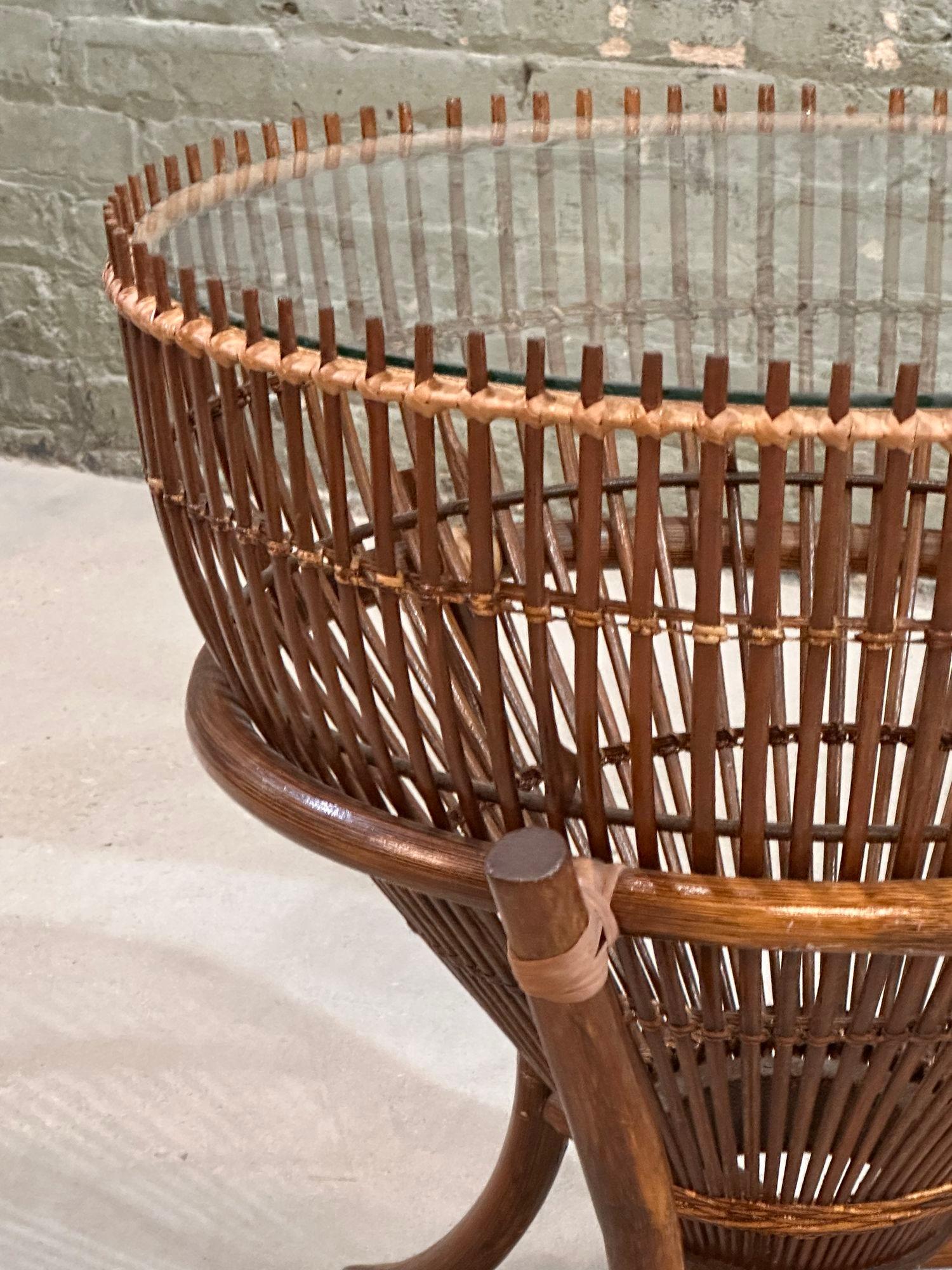 Beistelltisch/Endtisch aus Rattan mit Fischkorb im Stil von Franco Albini, 1960 (Mitte des 20. Jahrhunderts) im Angebot