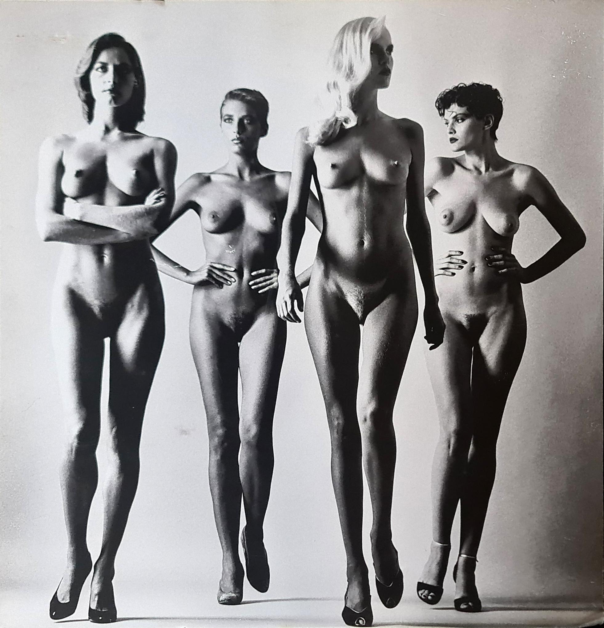 Im Stil von Helmut Newton „Sie Kommen Dressed“ und „Sie Kommen Naked“ '1981“ (Moderne) im Angebot