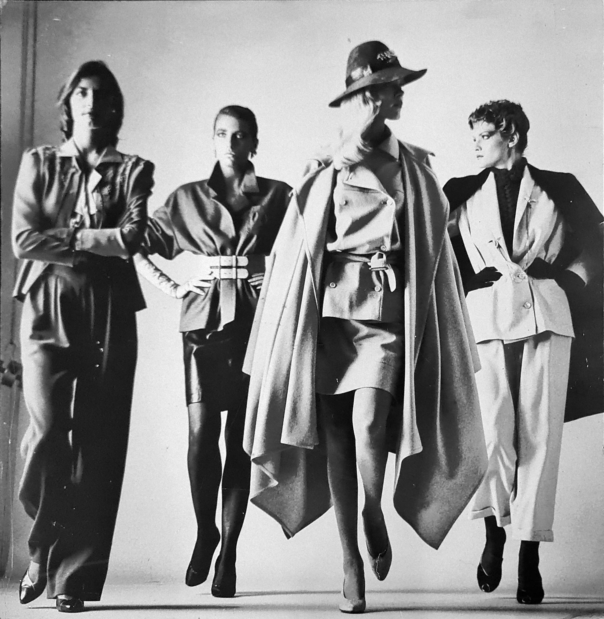 Im Stil von Helmut Newton „Sie Kommen Dressed“ und „Sie Kommen Naked“ '1981“ (amerikanisch) im Angebot