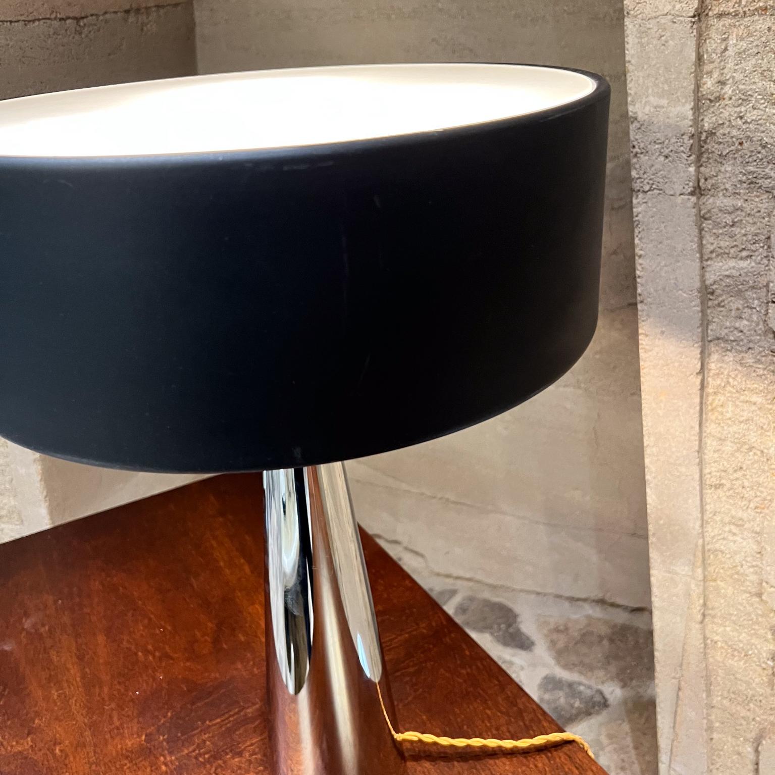 Style of Laurel Lamp Co Modern Chrome Table Lamp Pair In Good Condition For Sale In Chula Vista, CA