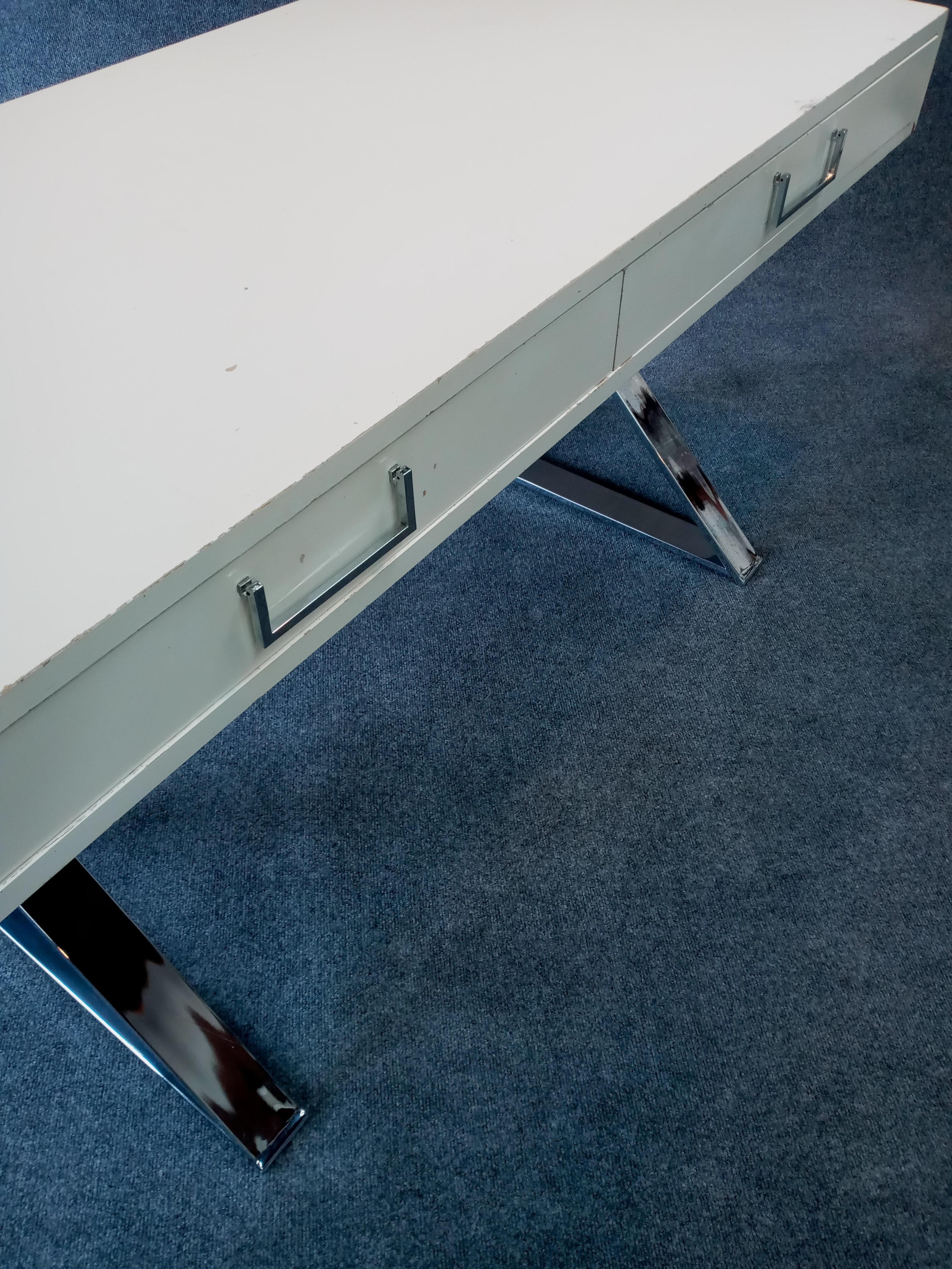 Schreibtisch mit zwei Schubladen im Stil von Milo Baughman von John Stewart mit X-Profile im Angebot 3