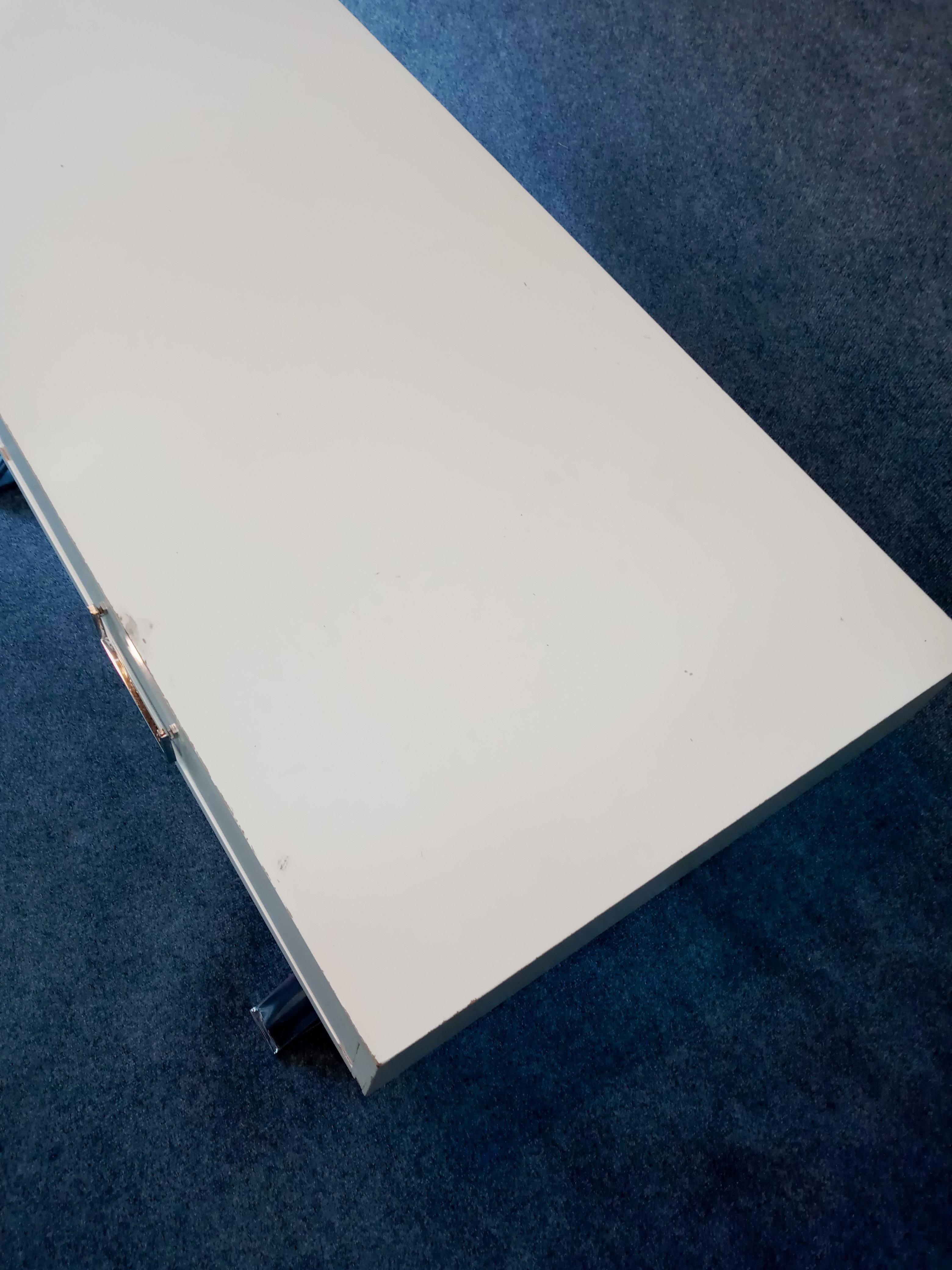 Schreibtisch mit zwei Schubladen im Stil von Milo Baughman von John Stewart mit X-Profile im Zustand „Gut“ im Angebot in Philadelphia, PA