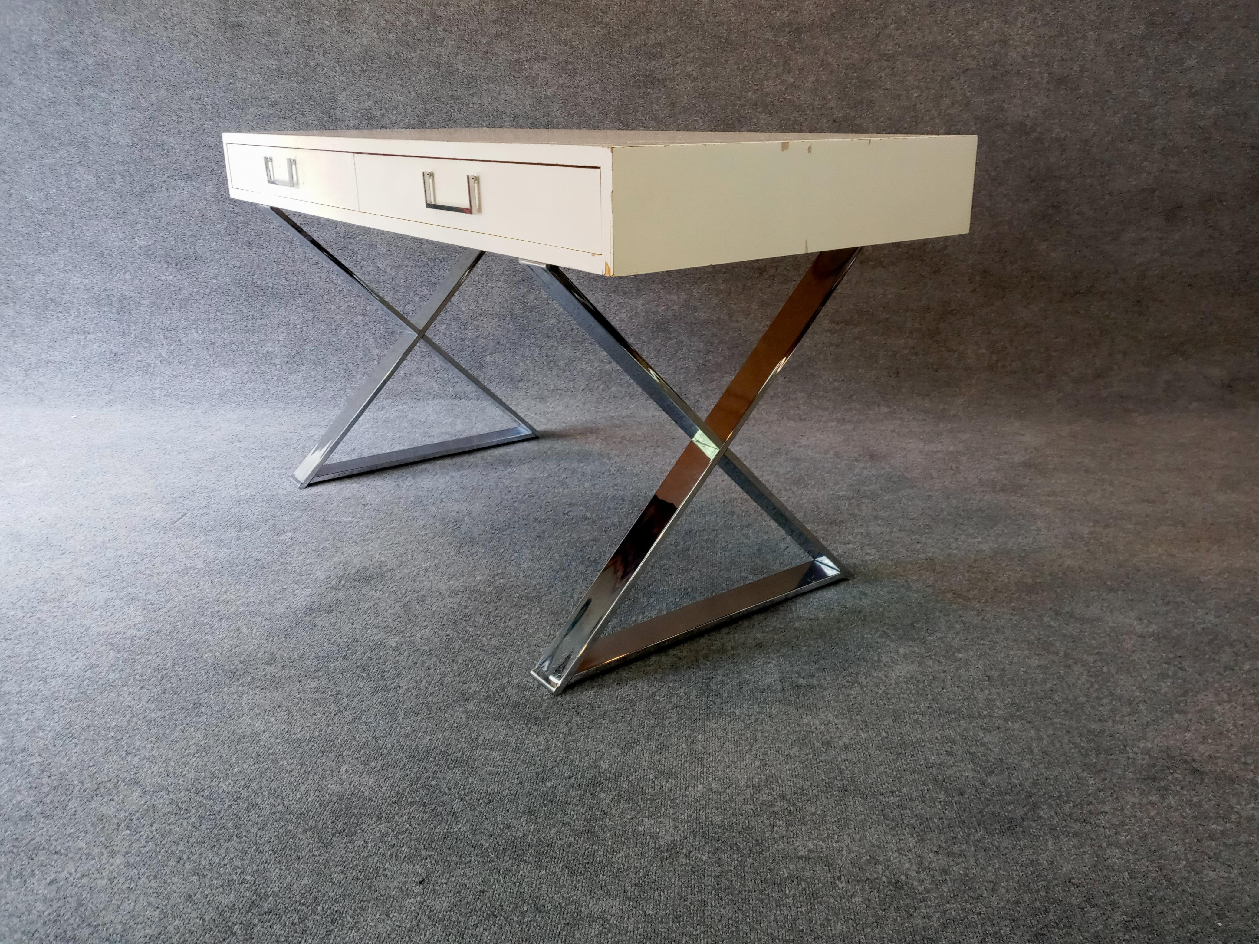 Schreibtisch mit zwei Schubladen im Stil von Milo Baughman von John Stewart mit X-Profile (Ende des 20. Jahrhunderts) im Angebot