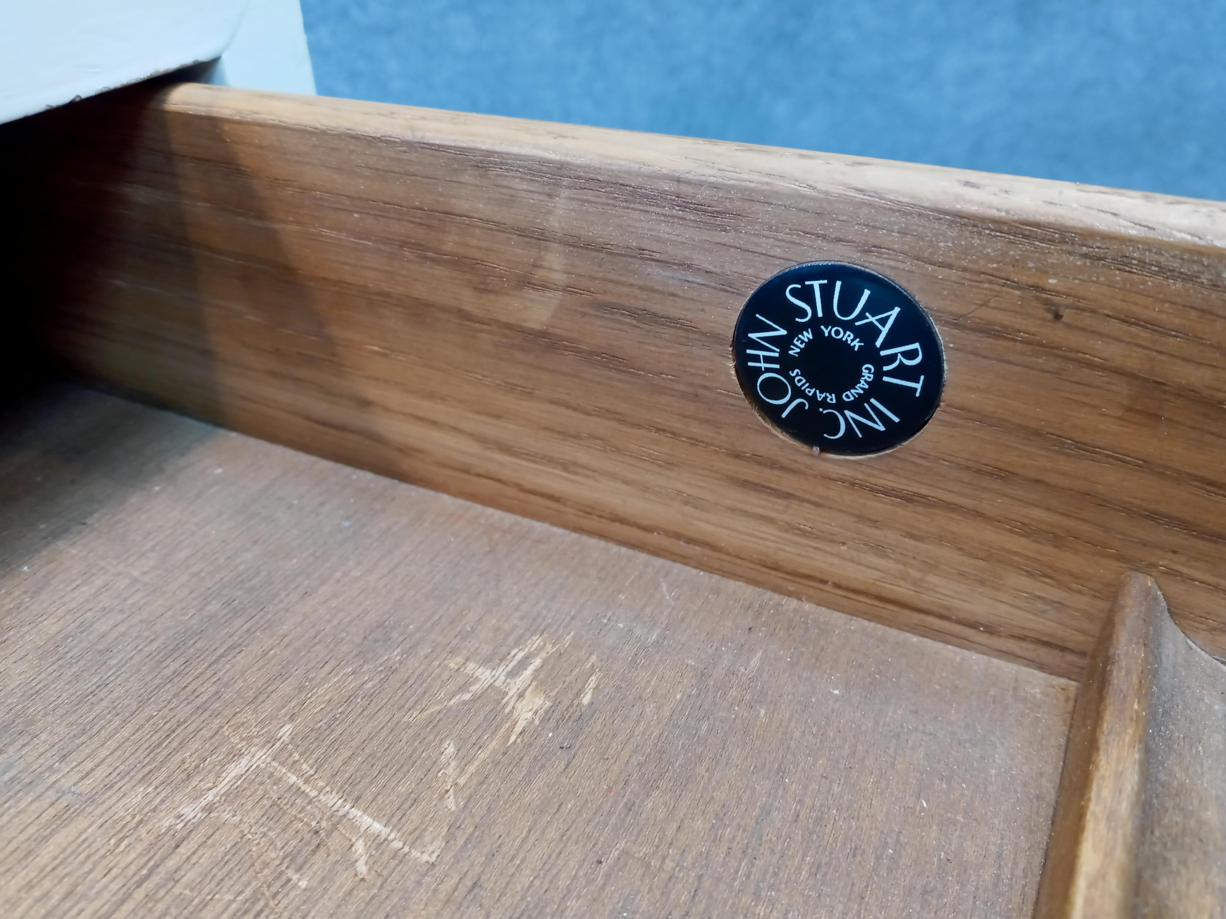 Schreibtisch mit zwei Schubladen im Stil von Milo Baughman von John Stewart mit X-Profile (Emaille) im Angebot