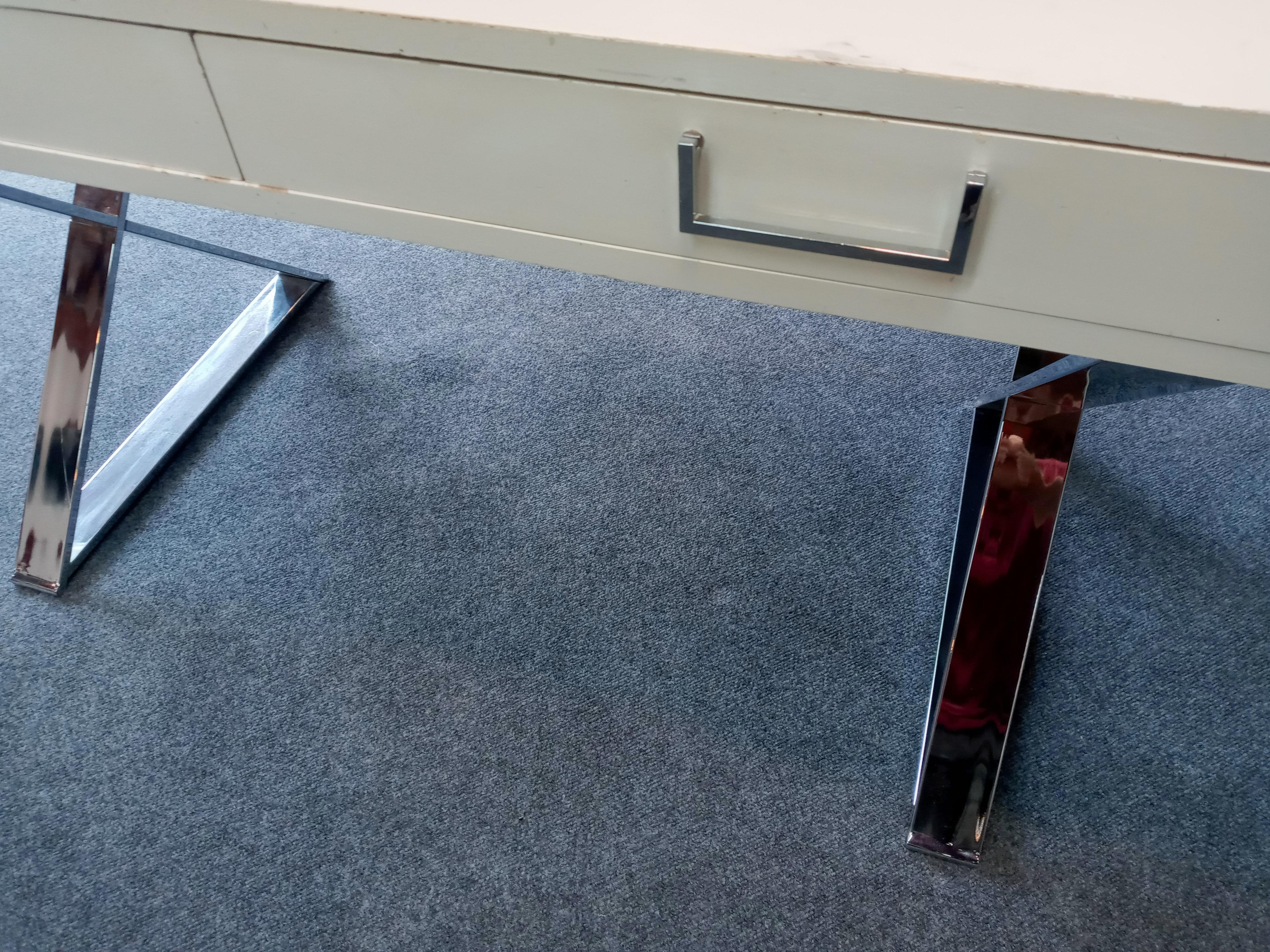Schreibtisch mit zwei Schubladen im Stil von Milo Baughman von John Stewart mit X-Profile im Angebot 1
