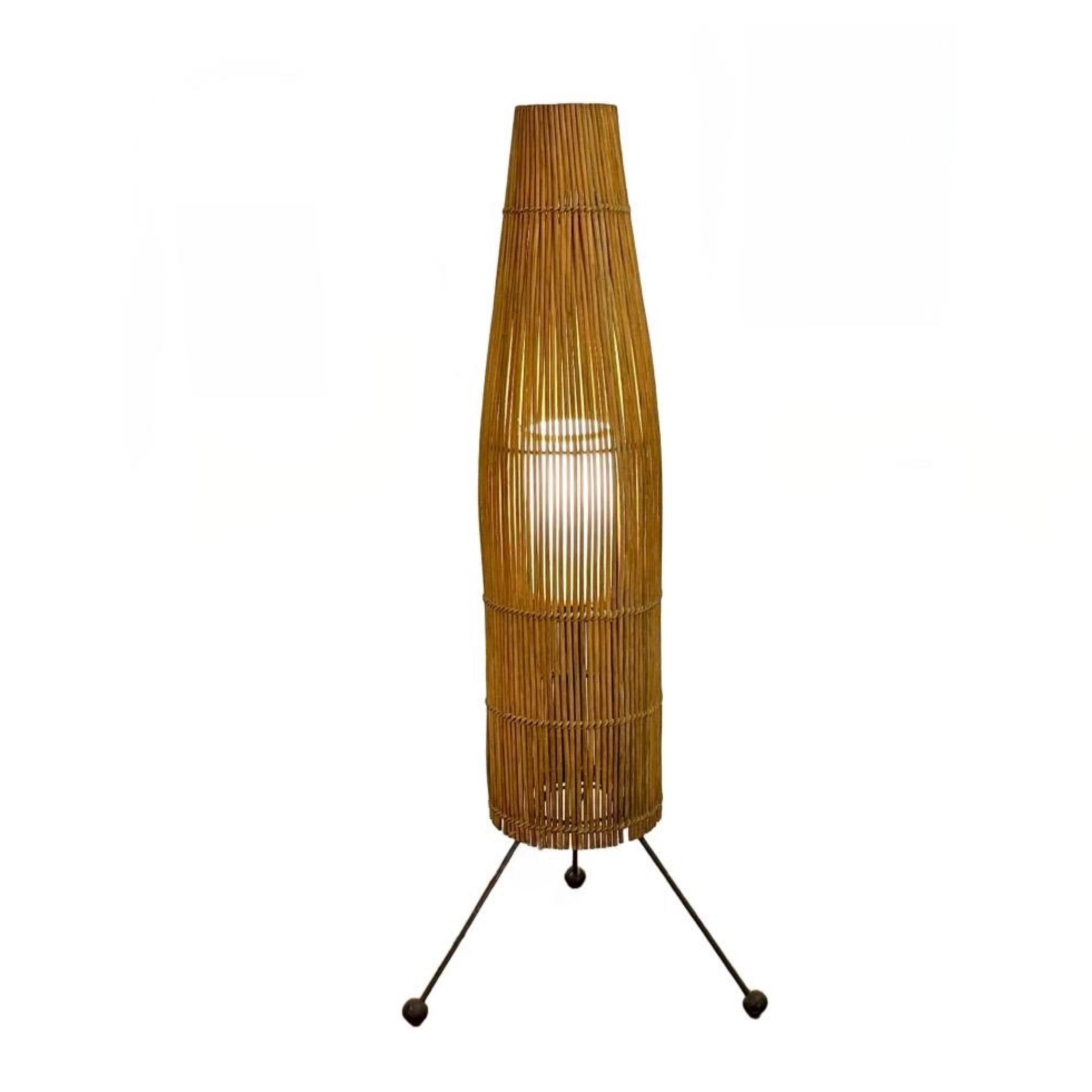 Lampe piège à poissons en rotin de Tony Paul avec pieds en boule, vers les années 1960

Abat-jour en rotin ou éventuellement en bambou tressé sur un cadre en fer forgé avec une ficelle en fil de fer. L'abat-jour intérieur en styrène est d'origine.
