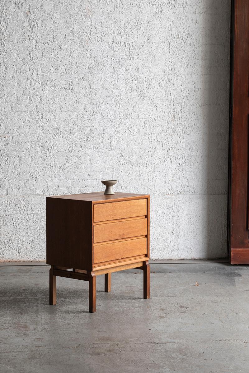 Chest of drawers designed in the manner of Van Den Berghe – Pauvers, design from the 1960s. Oak wooden base with oak veneered drawers. In good condition.