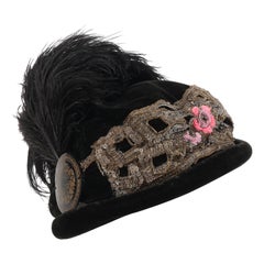 Chapeau cloche styleQUARE à bordure en velours d'autruche avec bordure enroulée, circa 1910