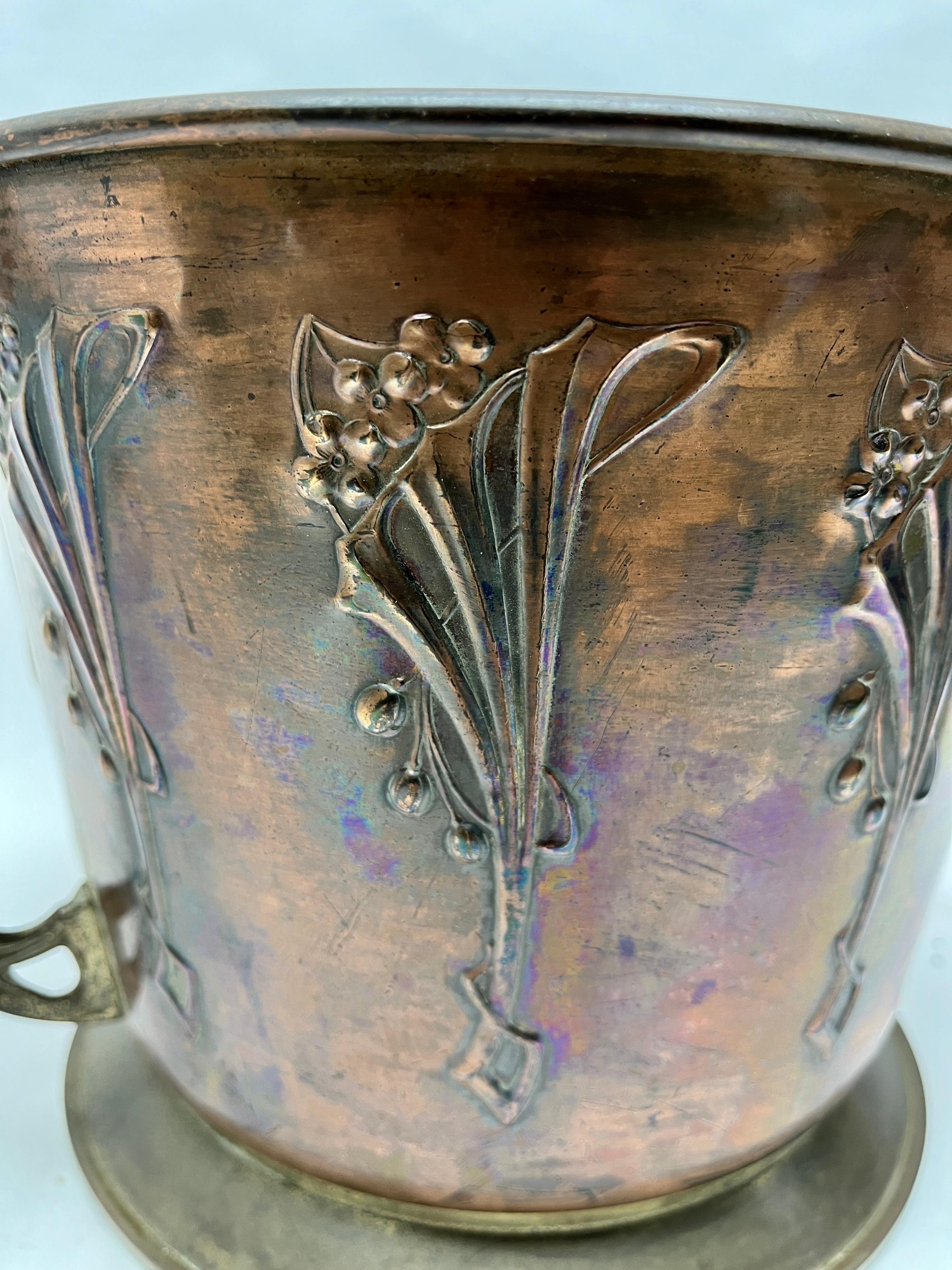 Art nouveau Pot à fleurs en laiton et cuivre de style WMF Art Nouveau avec leviers et détails organiques en vente