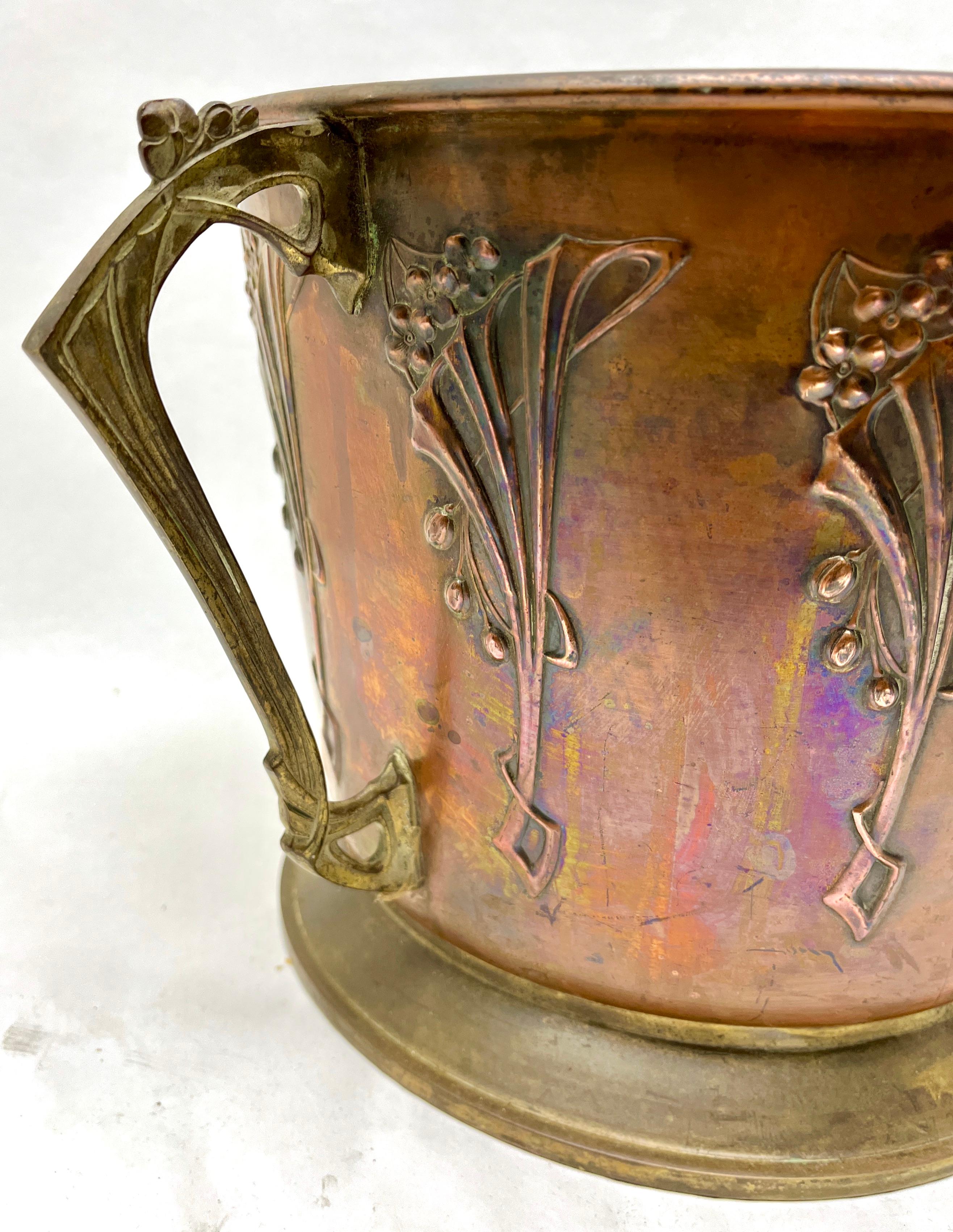 Allemand Pot à fleurs en laiton et cuivre de style WMF Art Nouveau avec leviers et détails organiques en vente