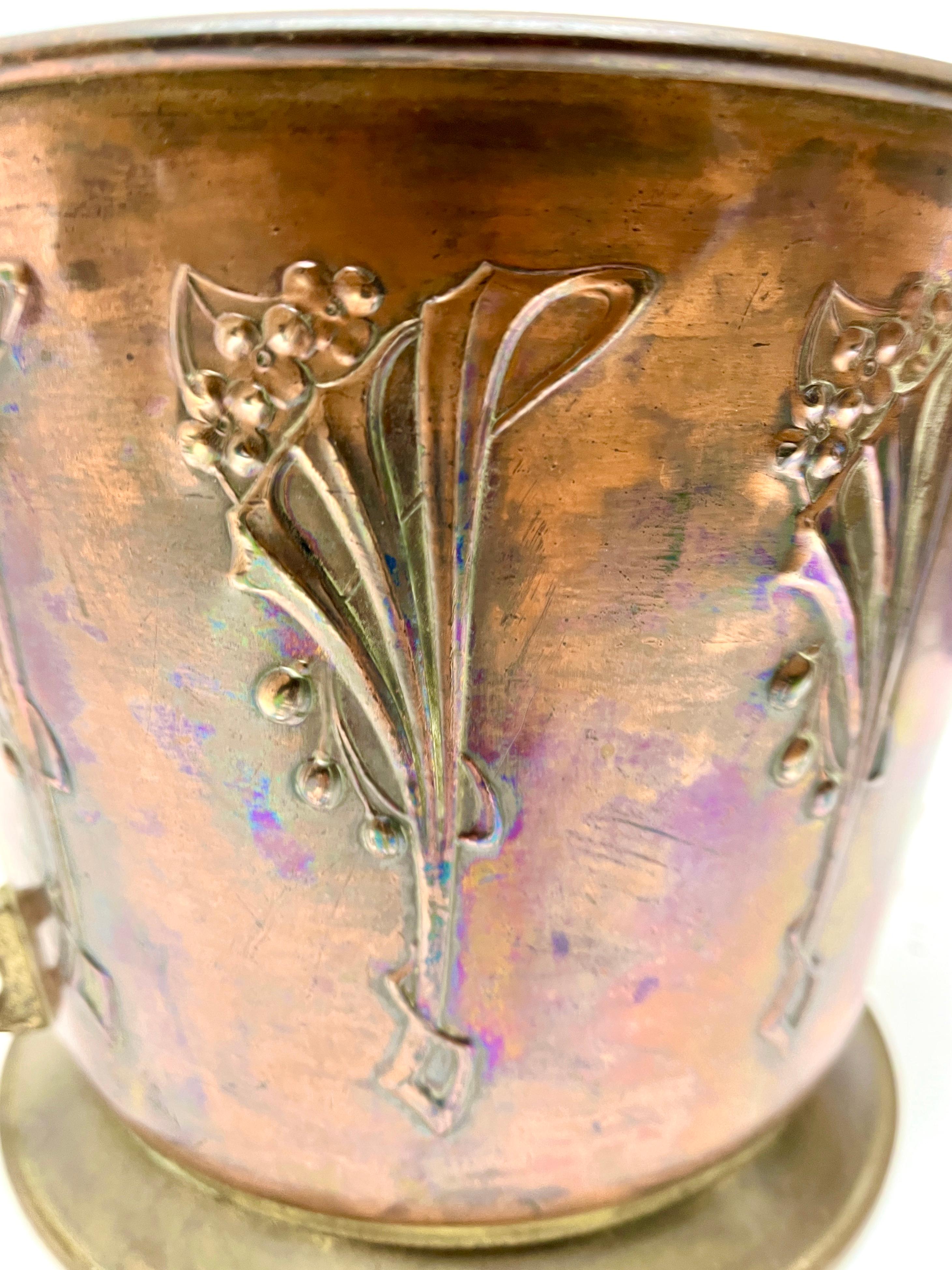 Fait main Pot à fleurs en laiton et cuivre de style WMF Art Nouveau avec leviers et détails organiques en vente